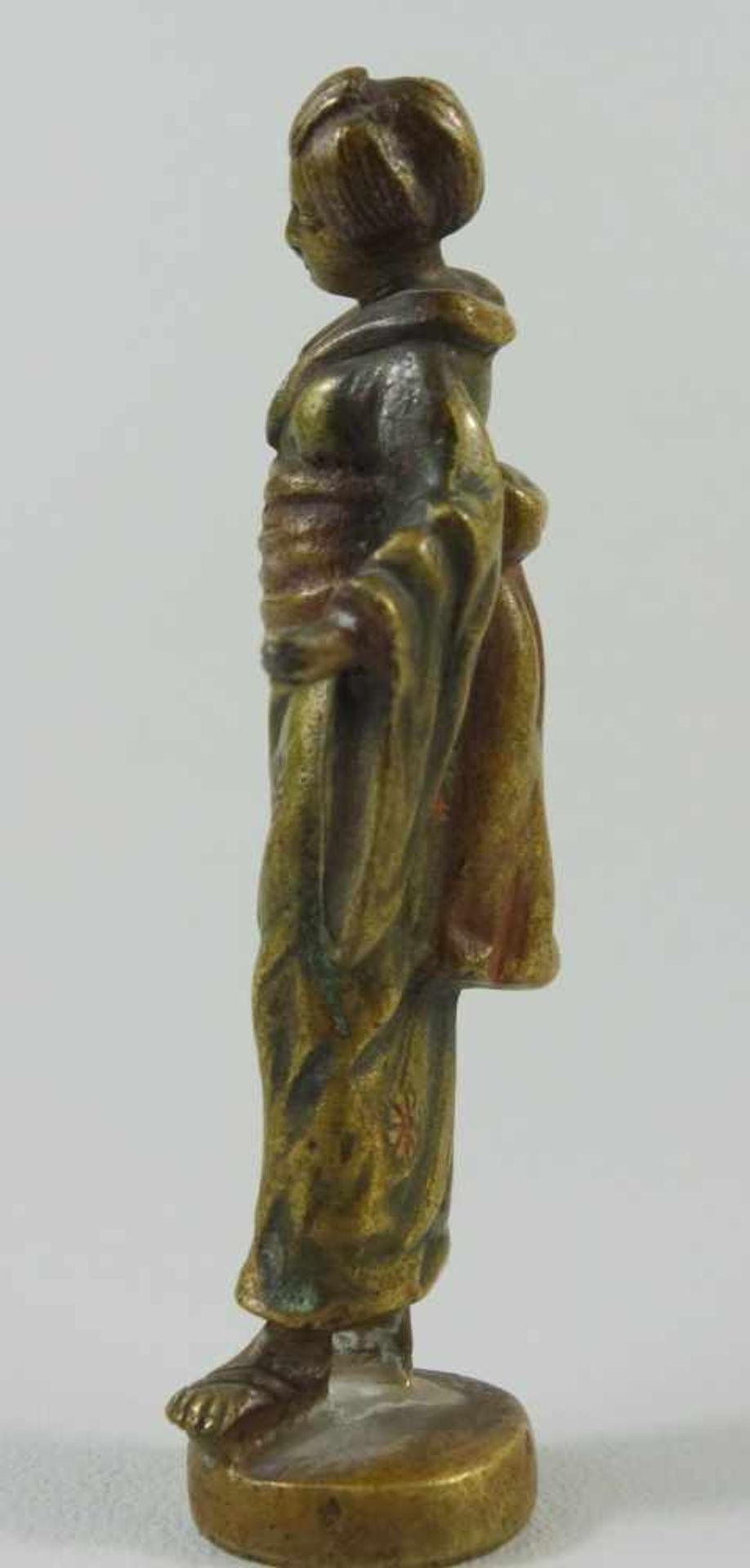 Petschaft Geisha, um 1910Bronze, tlw.farbig staffert, Unterseite mit Monogramm S.S., H.9cm - Bild 2 aus 4