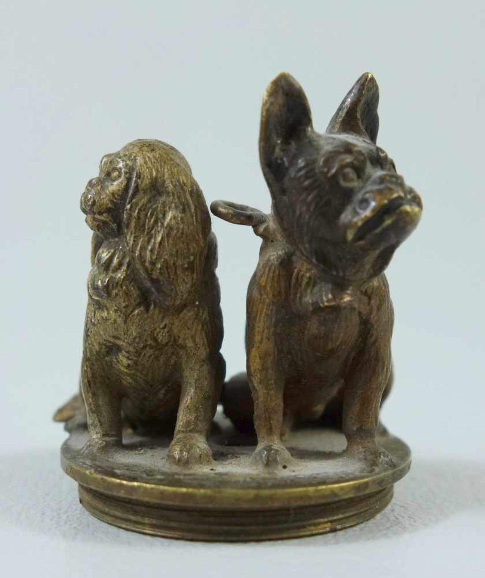 Miniatur "Hunde2, um 1900Bronze, 2 Hunde auf Platte mit Schraubgewinde, H.3,5cm (ehem.