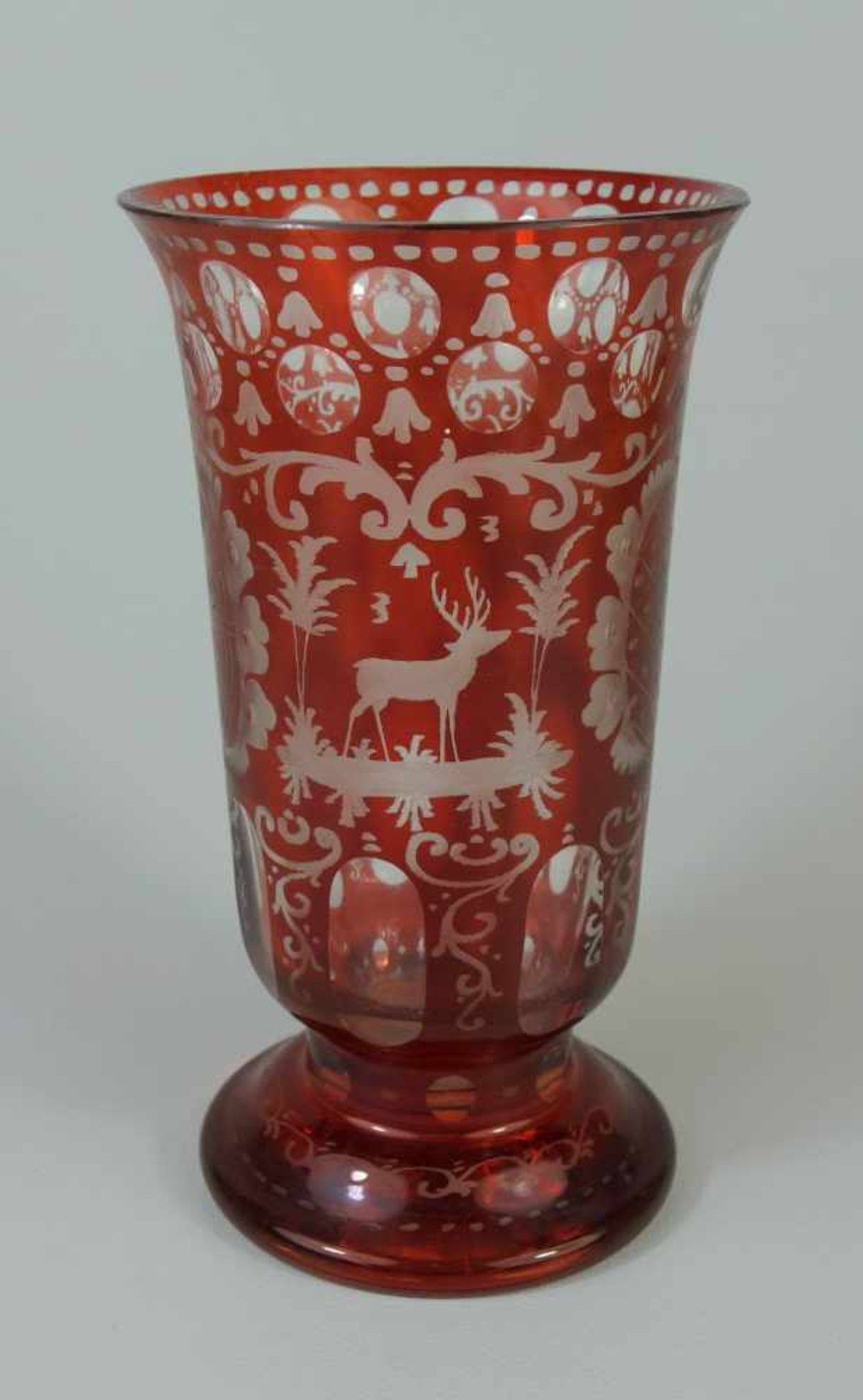 Vase, Böhmen, 1. Hälfte 20.JhKlarglas, rot überfangen, leicht gewölbter Stand, konische Wandung
