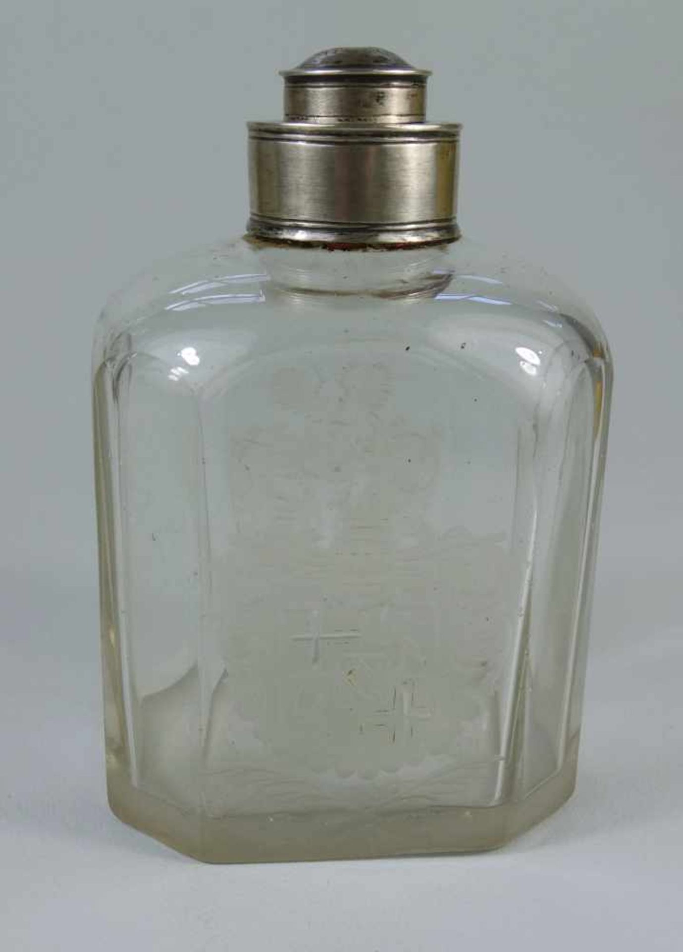 Flasche mit Silberverschluss und Adelswappen, Anf.18. Jh.farbloses, dickwandiges Glas, sechseckiger, - Bild 2 aus 4