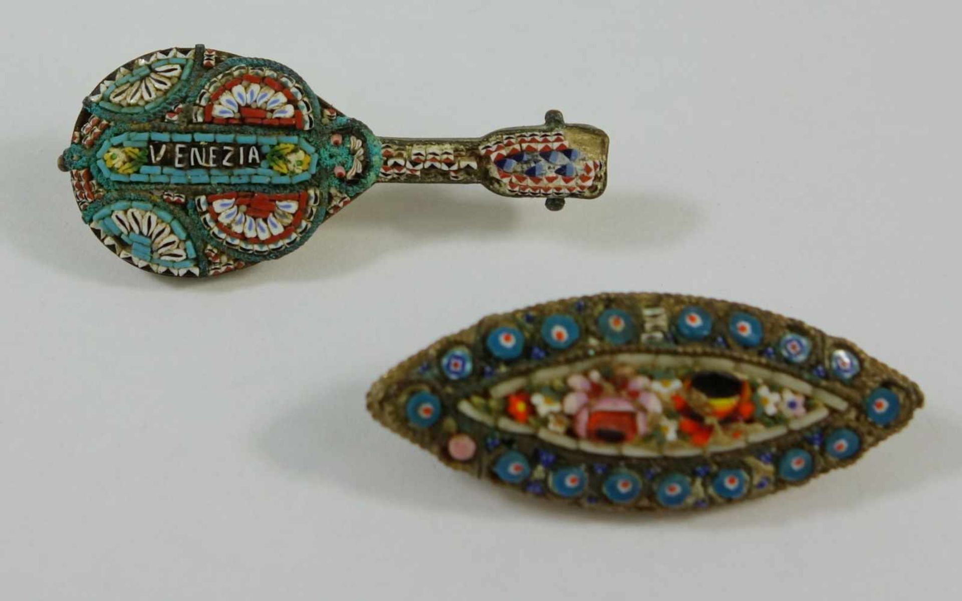 2 Broschen Millefiori, Italien, um 1920 Mikromosaik, broschierte Messingplatten, L.4,4 und 4cm,