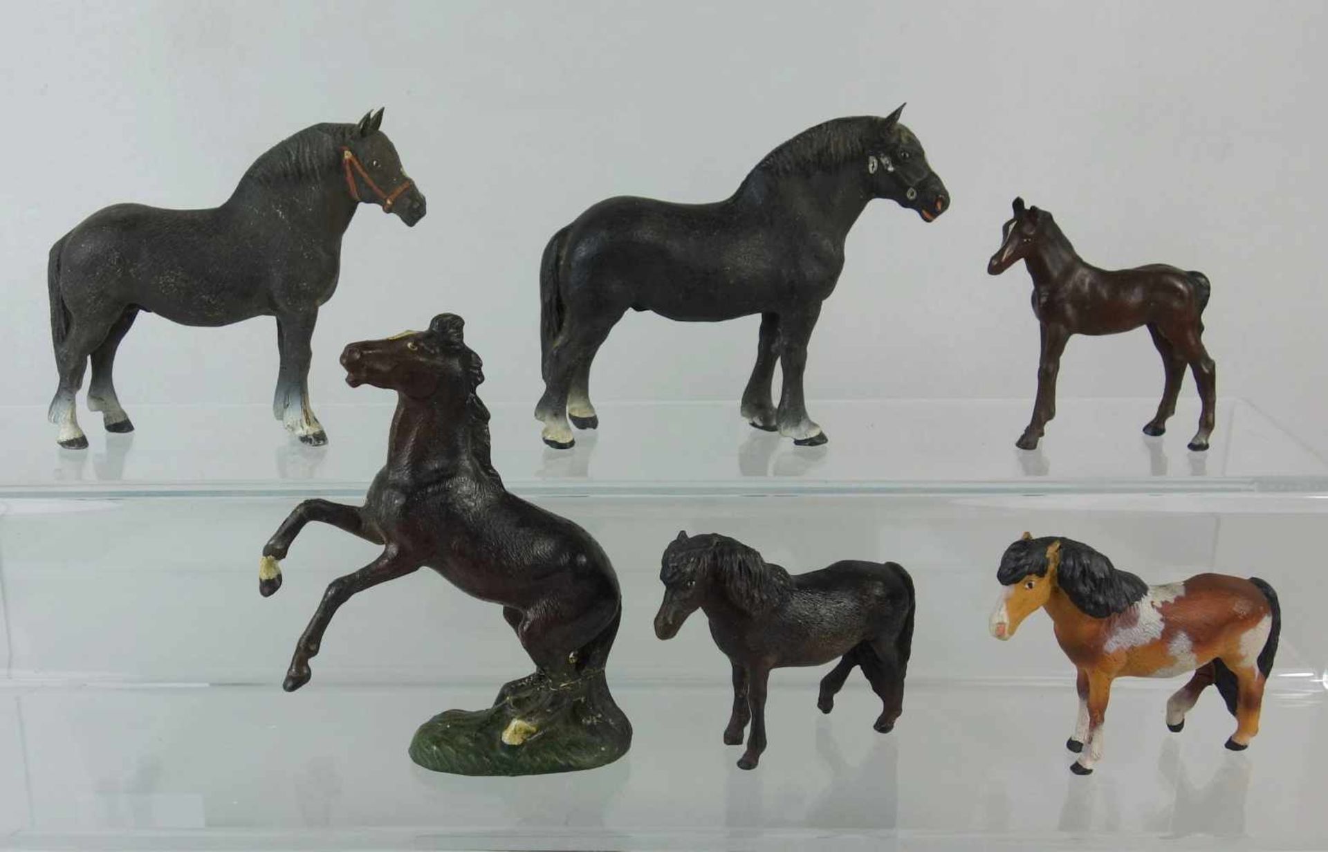 6 Massefiguren, v.a. Pferde, gt. Lineol2 * Kaltblut, 2 Shetland-Ponys, Fohlen, steigendes