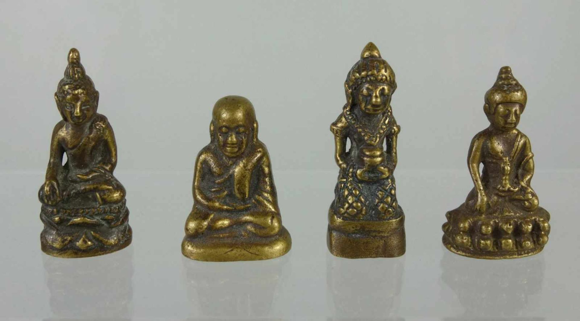 4 Miniatur- Buddha´s, Südostasien Messing, unterschiedliche Darstellungen, 1* unterseitige Gravur,