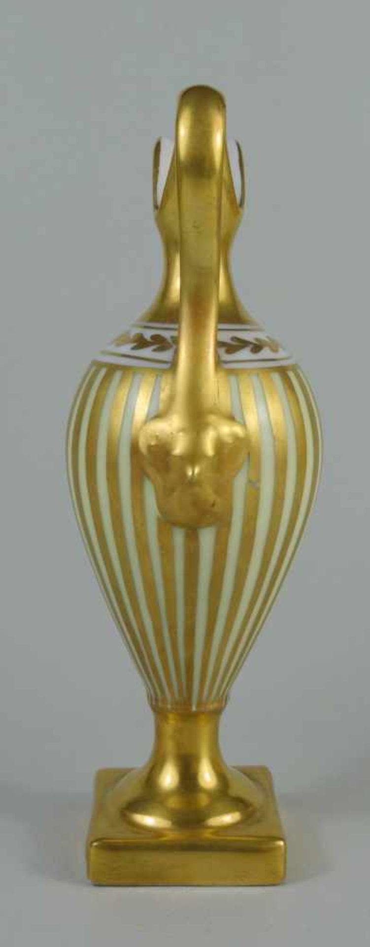 Vase, Sächsische Porzellan-Manufaktur DresdenSchenkkanne mit Golddekor, H.16cm - Image 2 of 2