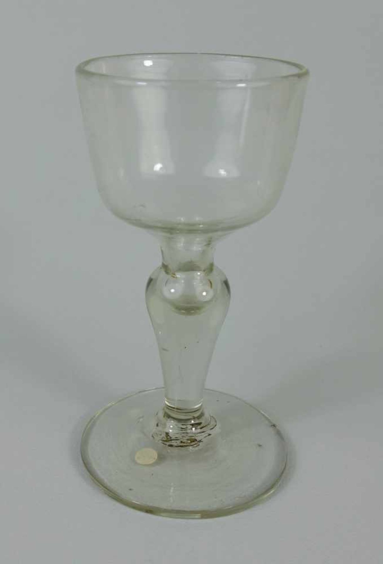 Weinglas, 19. Jh.Klarglas, Balusterschaft, konische Kuppa, zentral in den Schaft vertieft, H.13,9cm