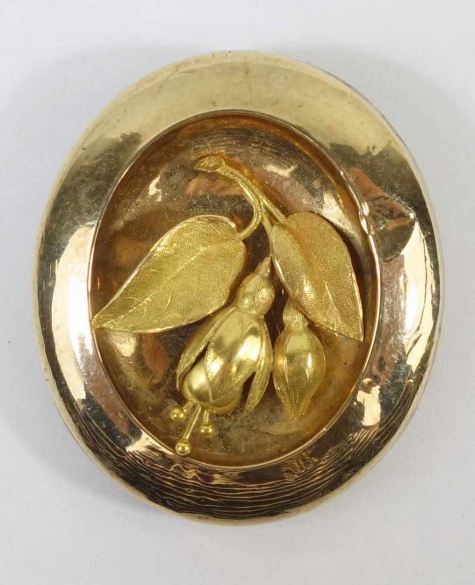 Brosche mit plastischer Blüte, Biedermeier sog.Schaumgold, fein zisilierte Blütenblätter, mit Nadel,