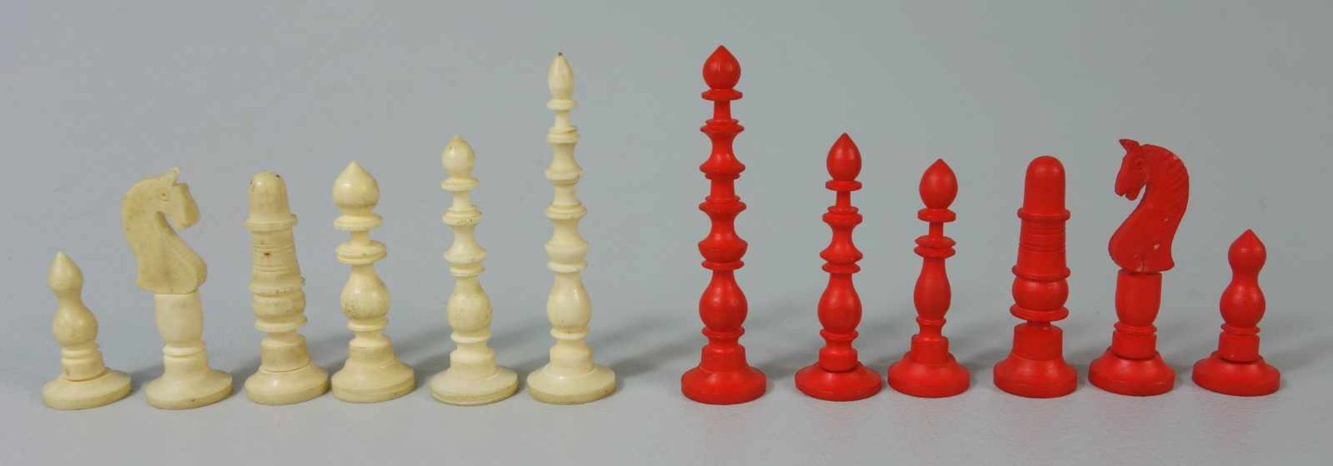 Schach-Konvolut: 3 Spiele, Brett und Heft1* 32 Figuren, Biedermeier, Holz, H.von 5cm bis 10cm; 1* 32 - Bild 2 aus 2