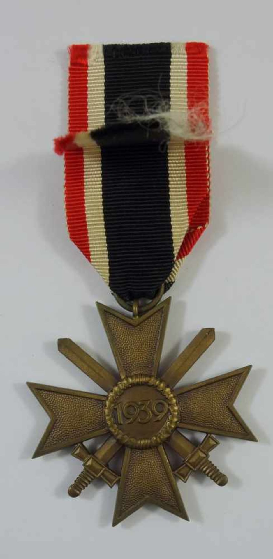 Kriegsverdienstkreuz 2. Klasse mit Schwertern, III. Reich Buntmetall bronziert, am Band, aus dem - Image 2 of 2