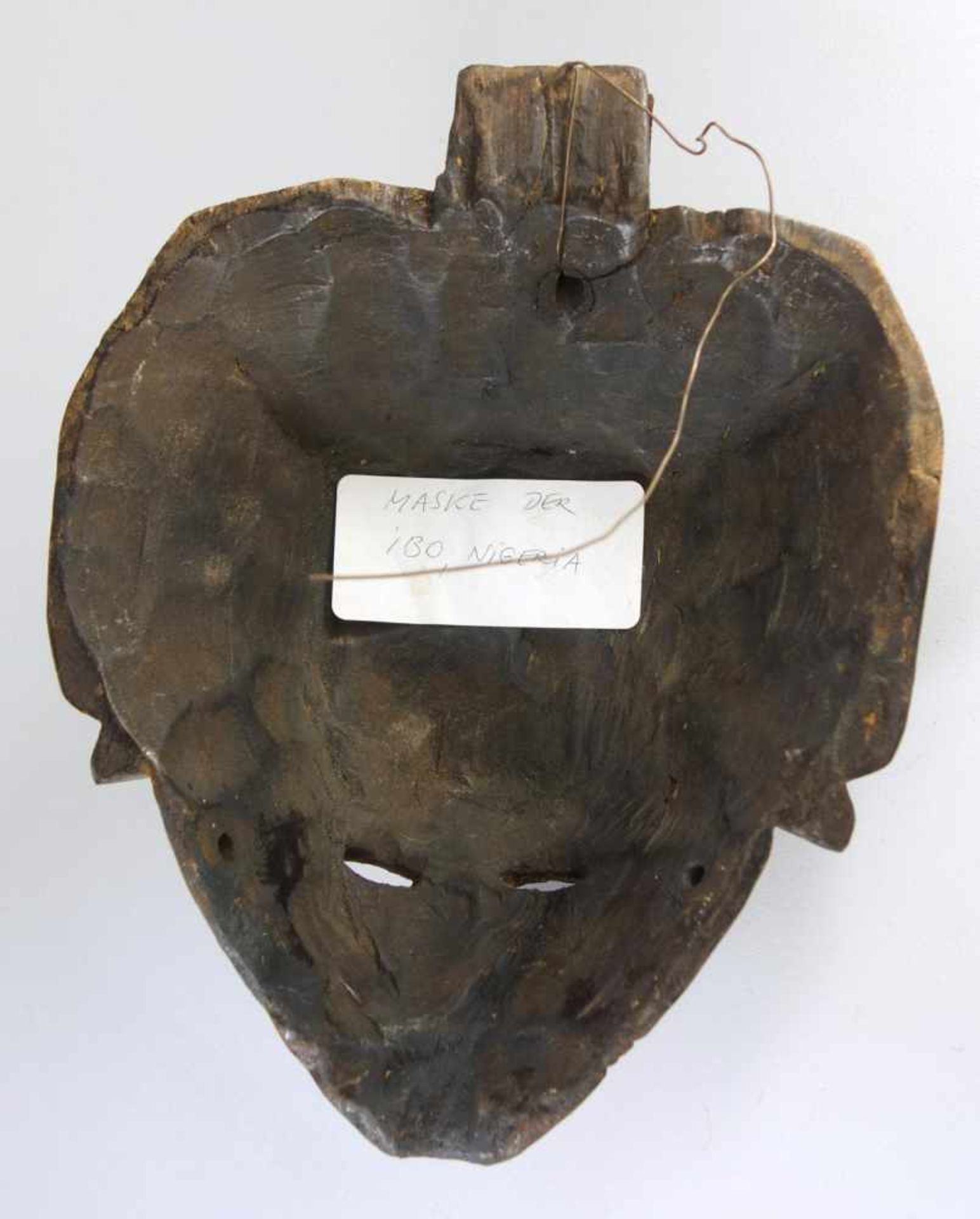 Maske der Ibo (Igbo), Nigeria, 20.Jh.sogen.Helmmaske, unterschiedl. gefärbtes Holz, L.ca.31cm, obere - Bild 2 aus 2