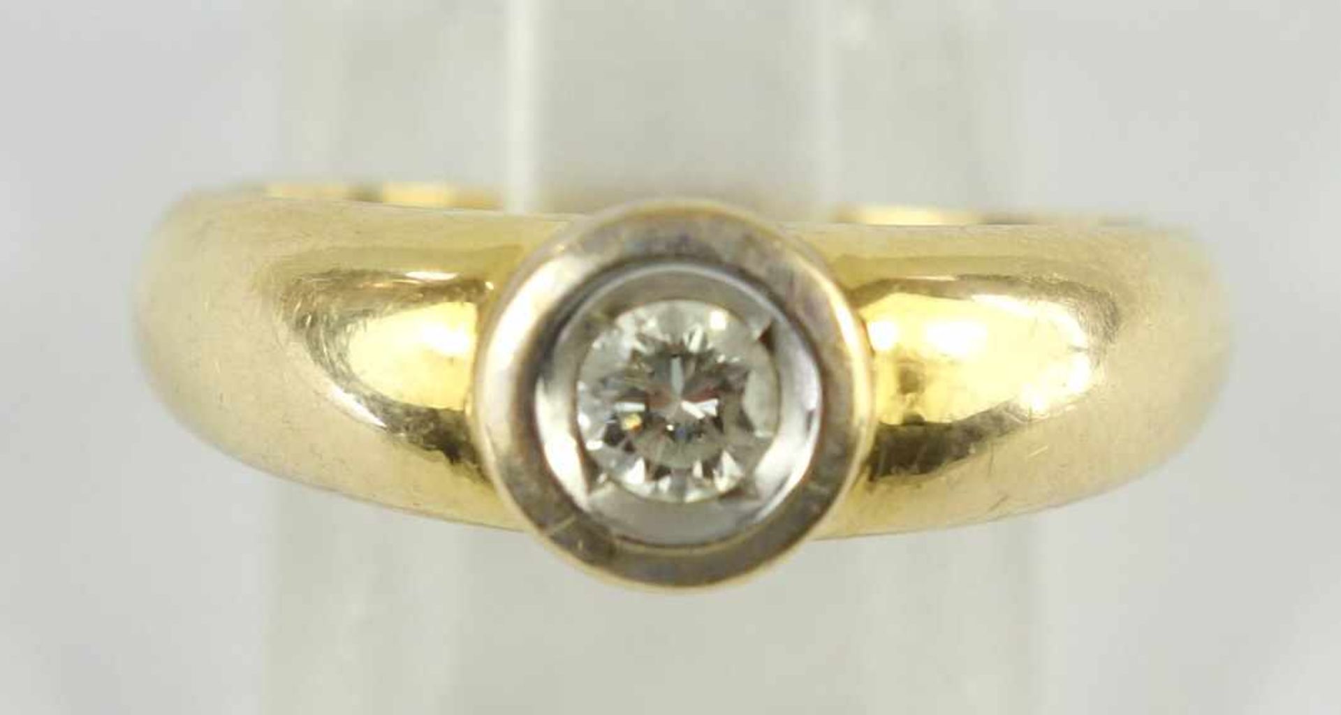Dia.- Brillant -Ring, 585er GoldGew.2,77g, zentraler Dia.- Brill. ca.0,15ct, in Zargenfassung, U.54