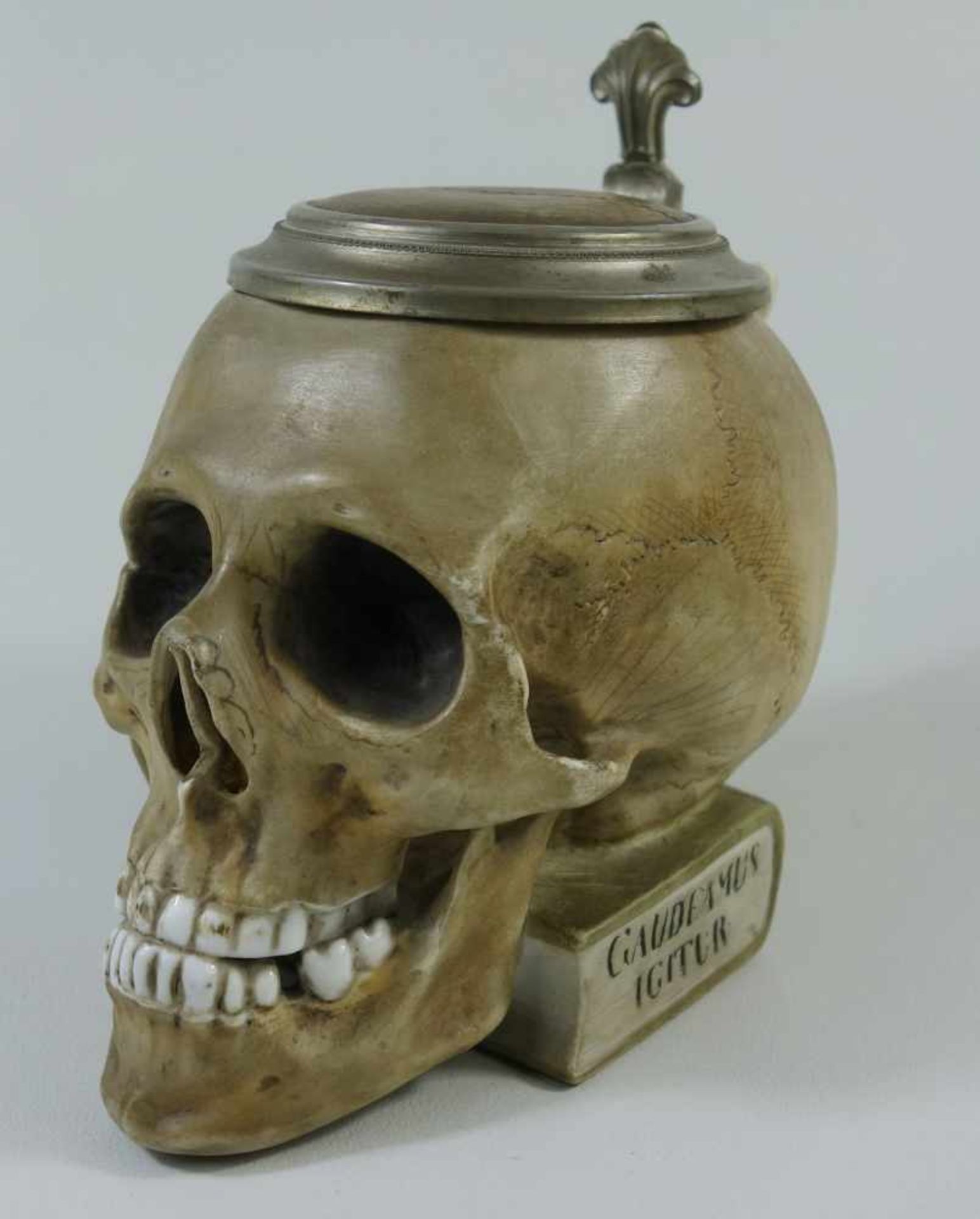 Studentica-Totenkopf- Bierkrug, wohl Ernst Bohne, Thür., um 19000,5 L, Totenschädel auf Kommersbuch,