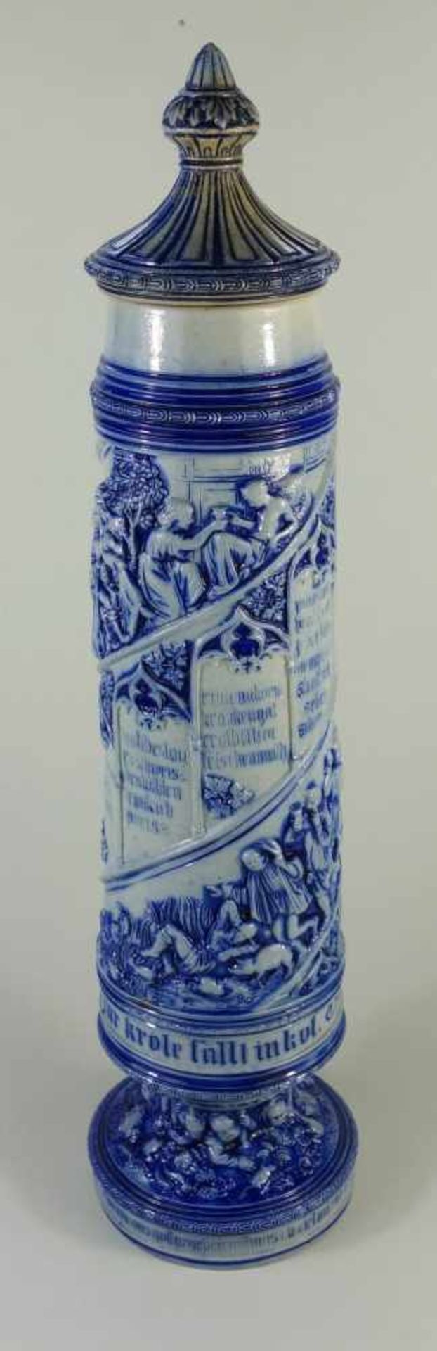 Deckelkrug, wohl Westerwald, um 1890graues Steinzeug, tlw.blau glaisert, mit schrägen Reliefbändern,