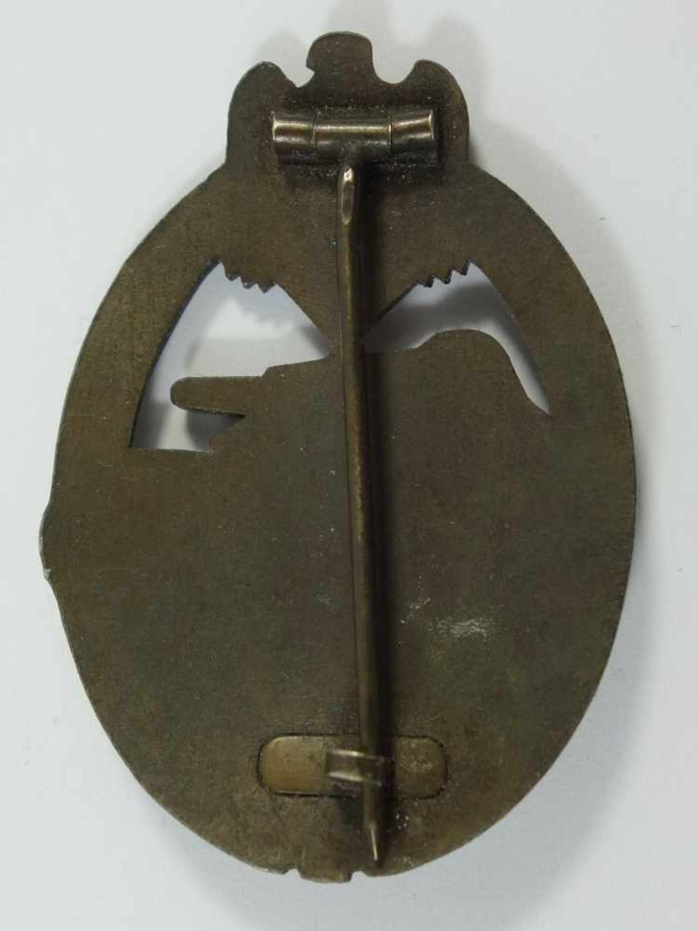 Panzerkampfabzeichen in Bronze, II.WKohne Einsatzzahl, Zink bronziert - Bild 2 aus 2