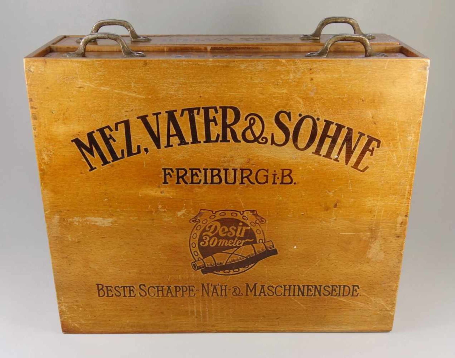 Verkaufslade "Mez, Vater und Söhne", Freiburg im Breisgau, 20er Jahre "Beste Schappe-Näh-& - Bild 2 aus 2