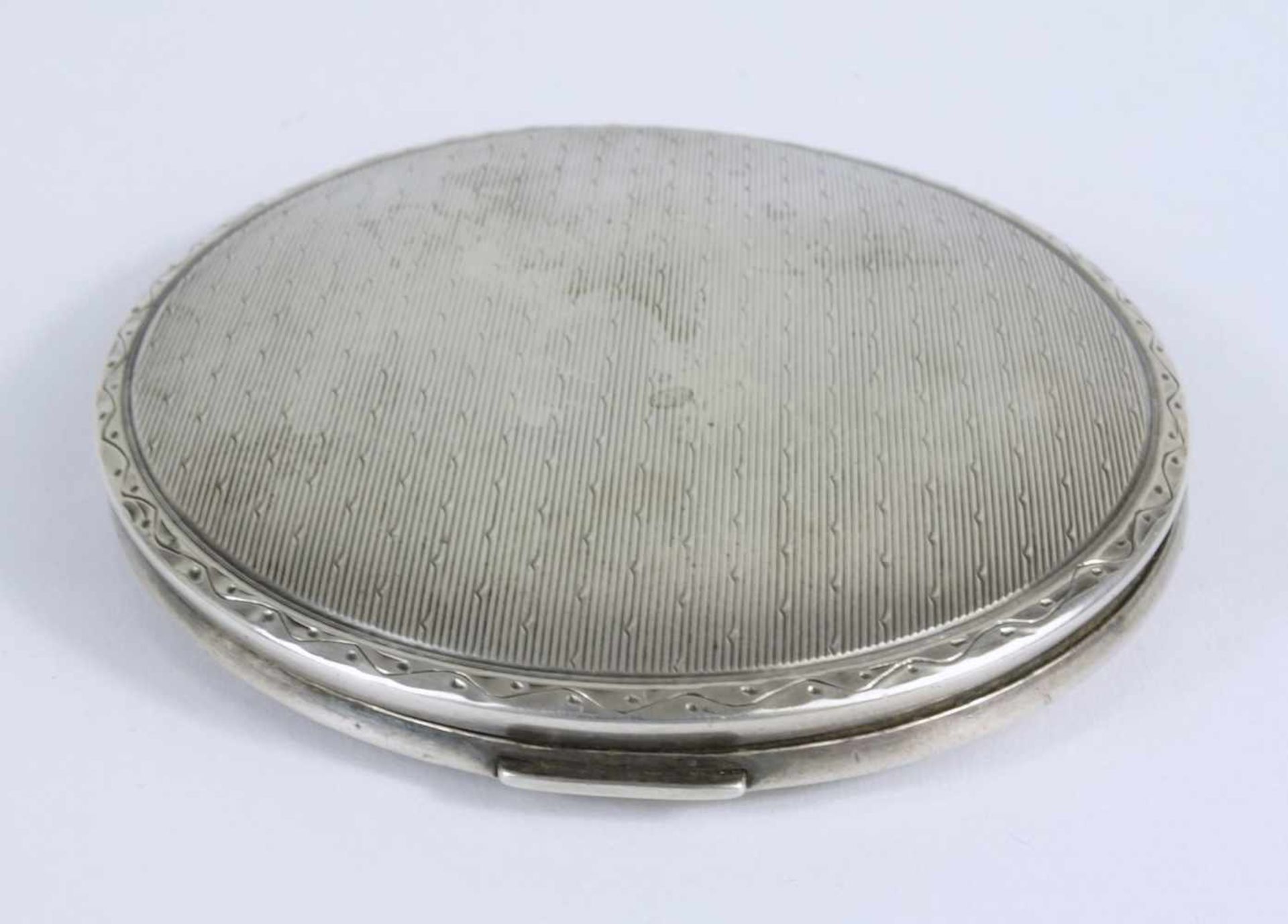Art-Déco-Puderdose, 925er Silberrund mit Linien-und Punktdekor, innen Fach mit separatem Deckel
