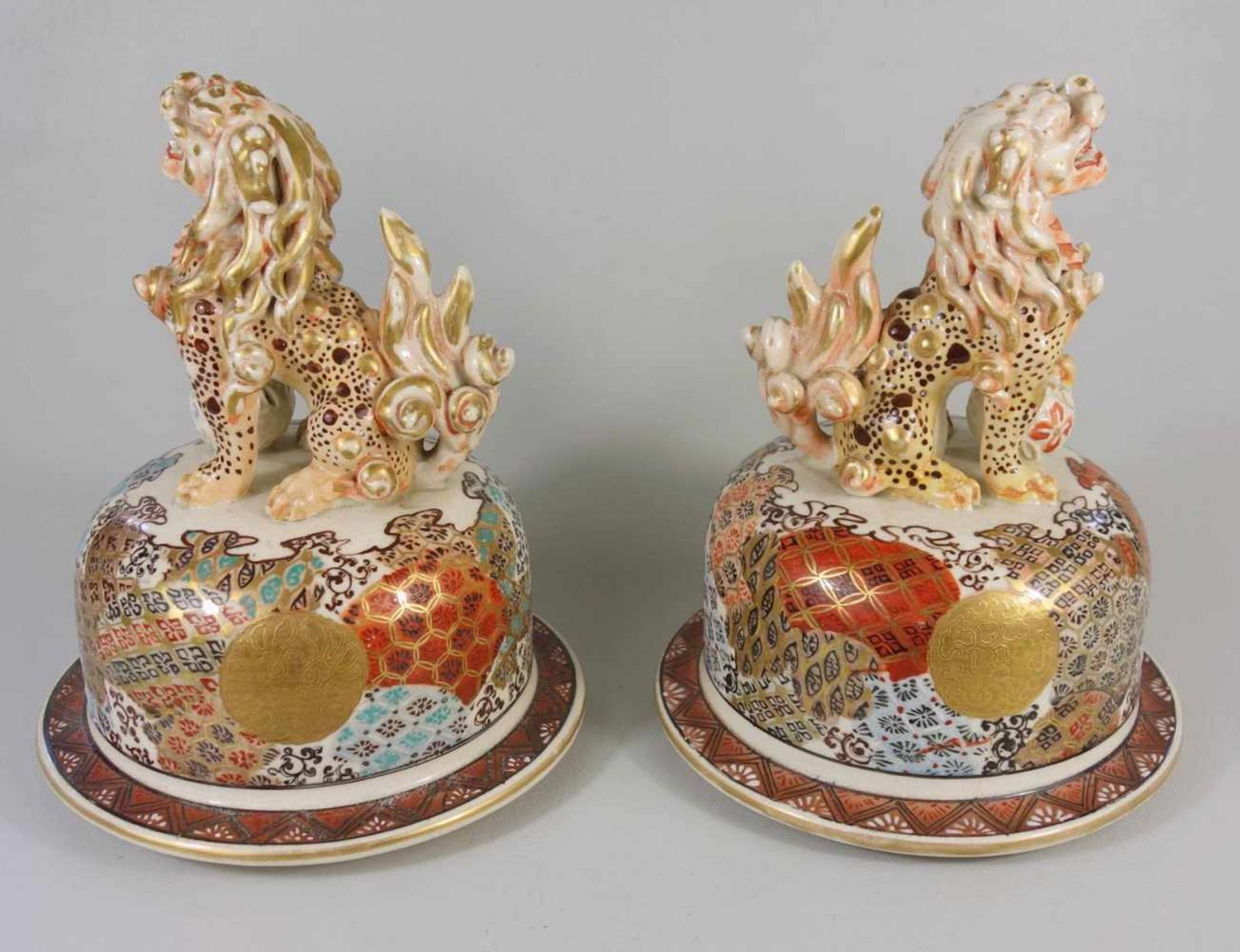 prachtvolles Vasen- Paar, Satsuma, Japan, um 1900Keramik, farbig und gold gemalter figuraler Dekor - Image 5 of 14