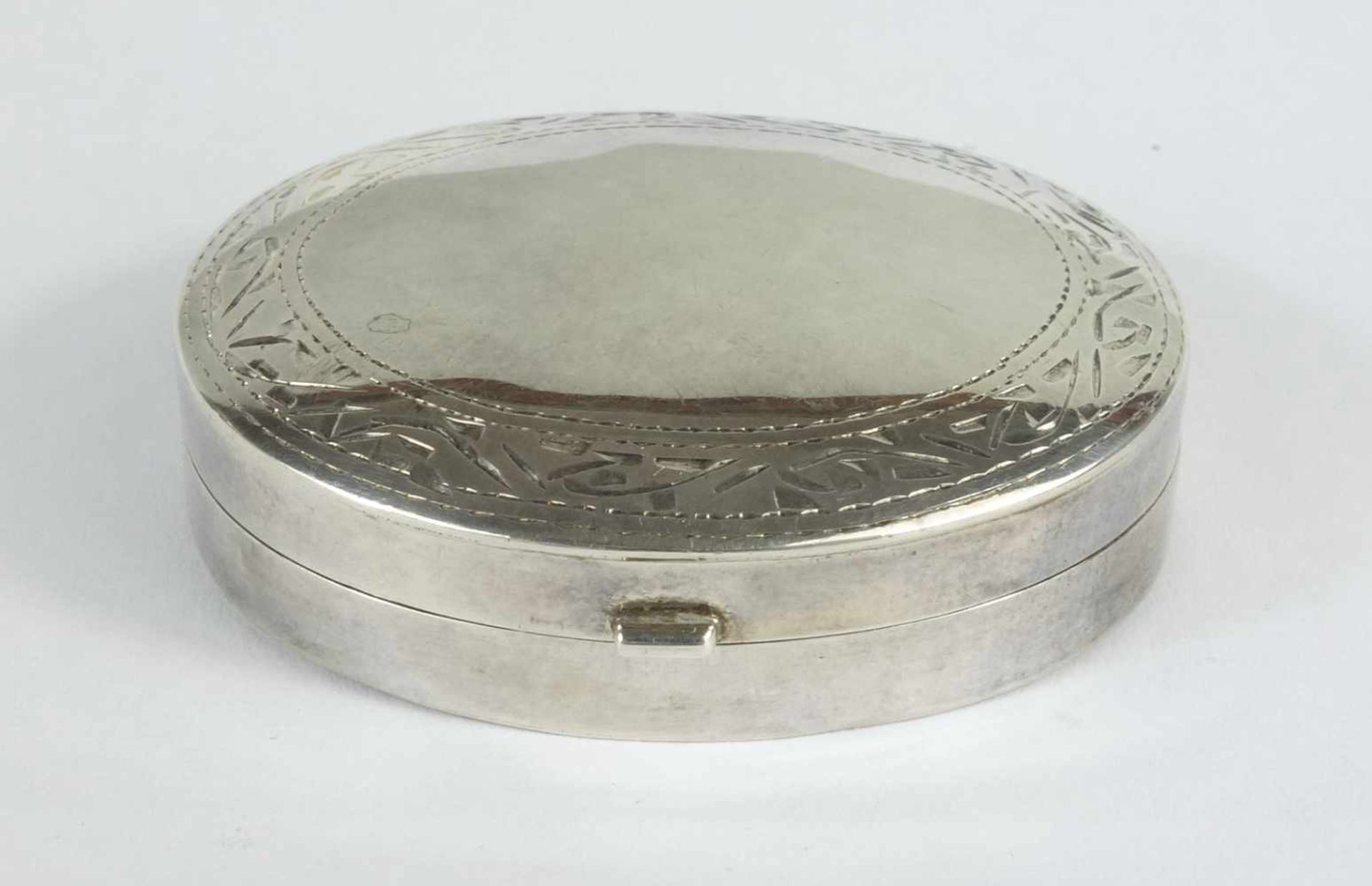 ovale Pillendose, 925er Silberleicht gewölbter Deckel mit graviertem Muster, 4,1*5cm, Gew.23g