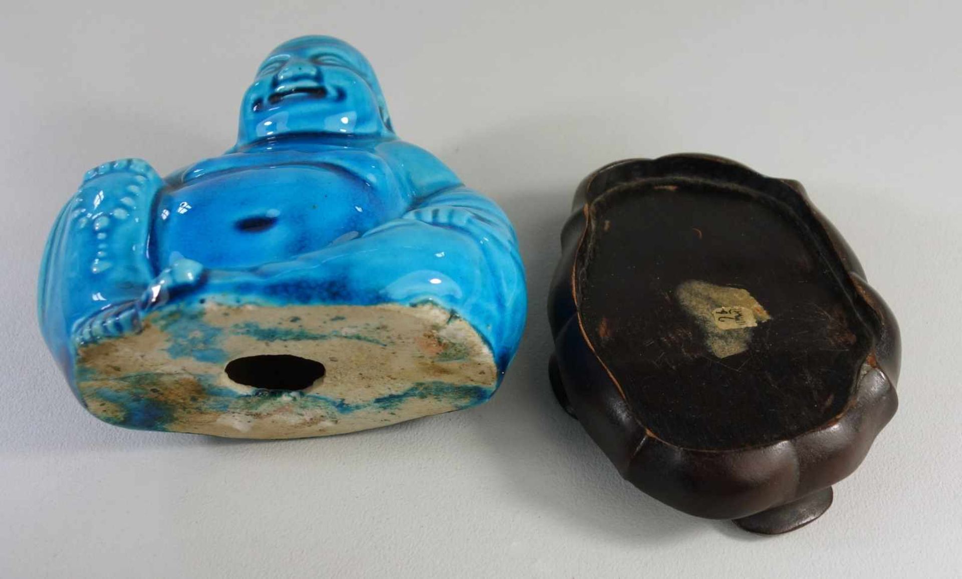 dicker, lachender Buddha auf Holzsockel, 20.Jh.Keramik, blau glasiert, H.mit Sockel 13,5cm - Image 2 of 2