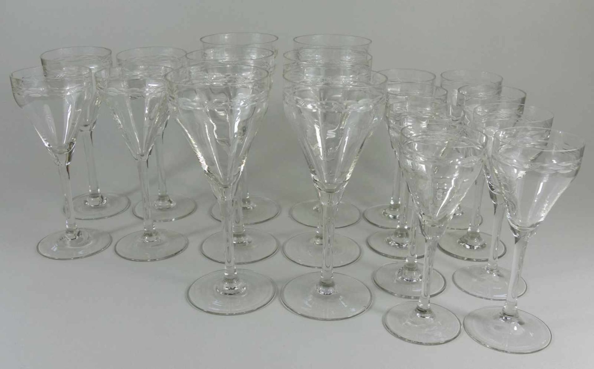 Set von 17 Gläsern, Jugendstil um 1910Klarglas, umlaufende, geometrische Gravur; 7 Likörgläser, H. - Bild 2 aus 2