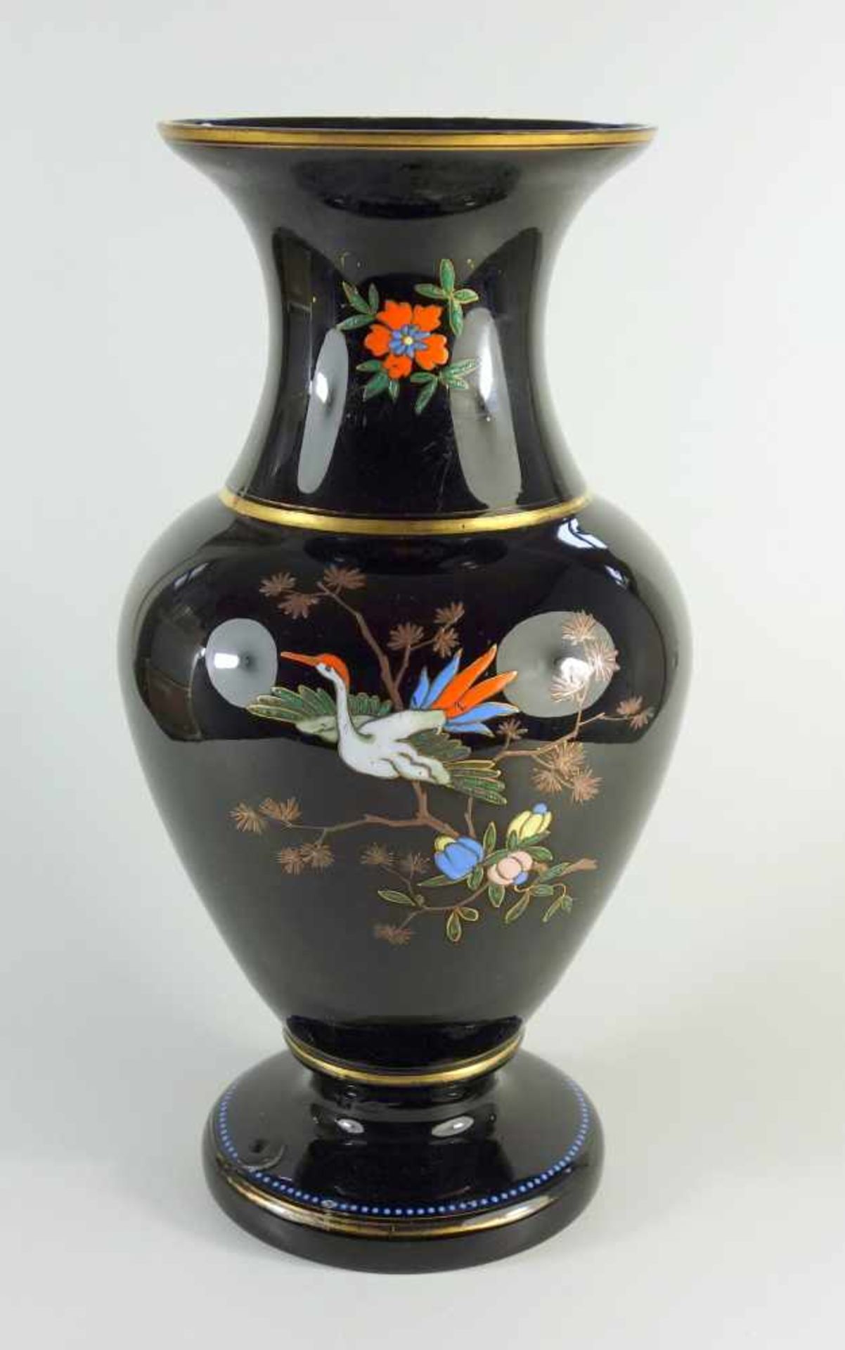 Schwarzglas- Vase mit asiatischem Emailledekorseitll.Loch, ehemals elektrifiziert; H.35,5cm