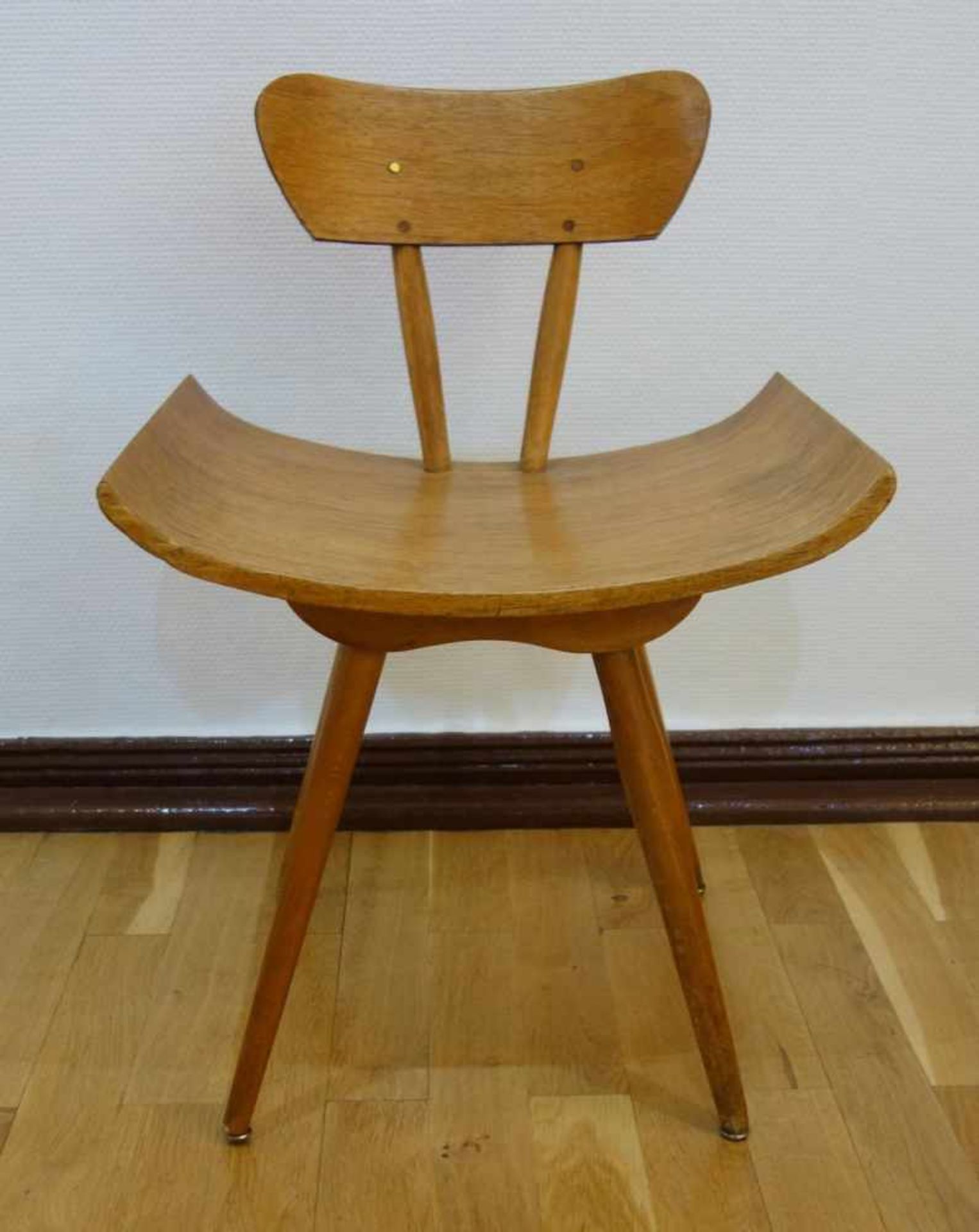 Stuhl, Design der 50er Jahre gebogene Sitzschale, 4 schräg gestellte Beine (ein Bein erneuert), - Bild 3 aus 3