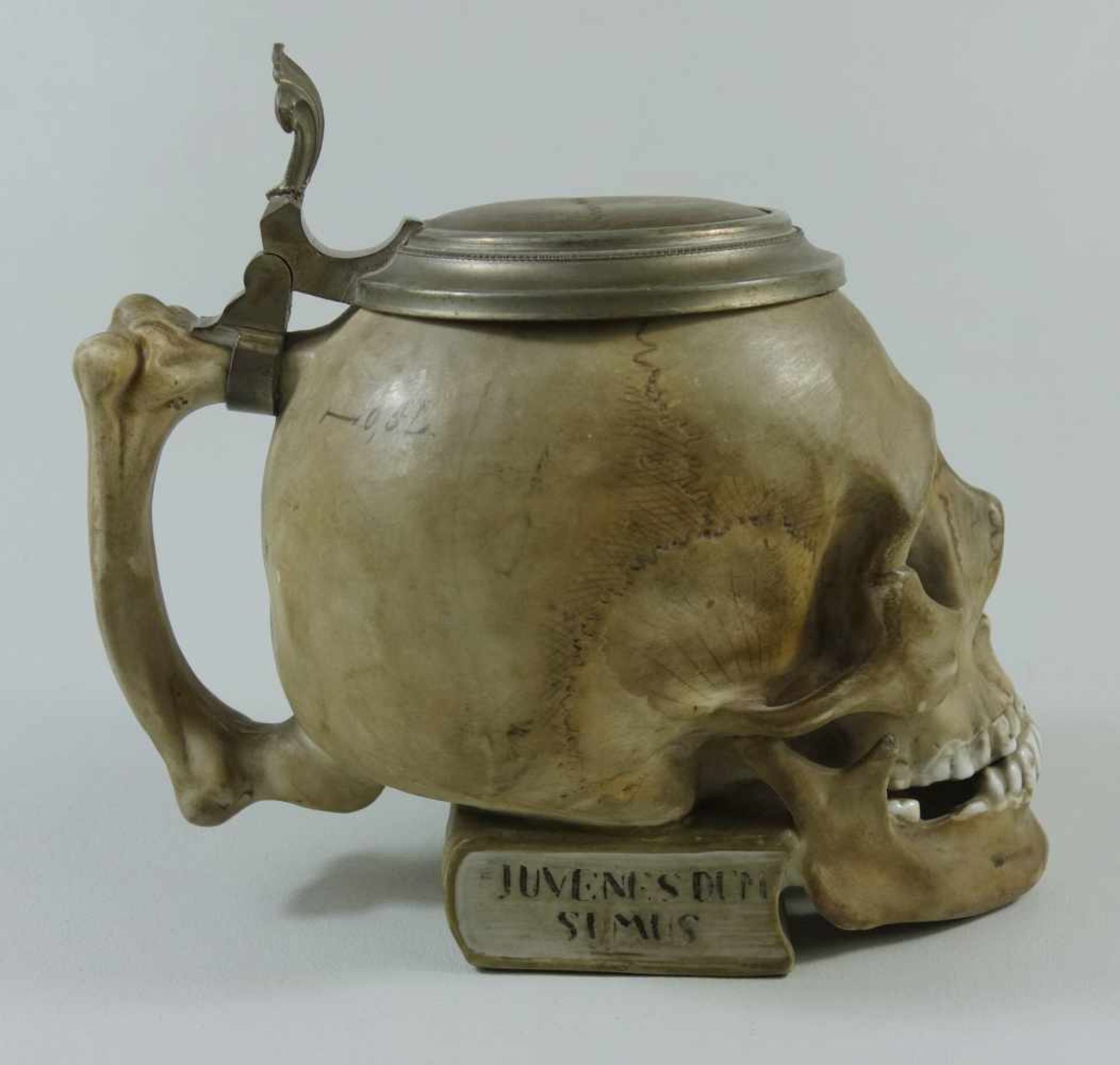 Studentica-Totenkopf- Bierkrug, wohl Ernst Bohne, Thür., um 19000,5 L, Totenschädel auf Kommersbuch, - Bild 3 aus 5