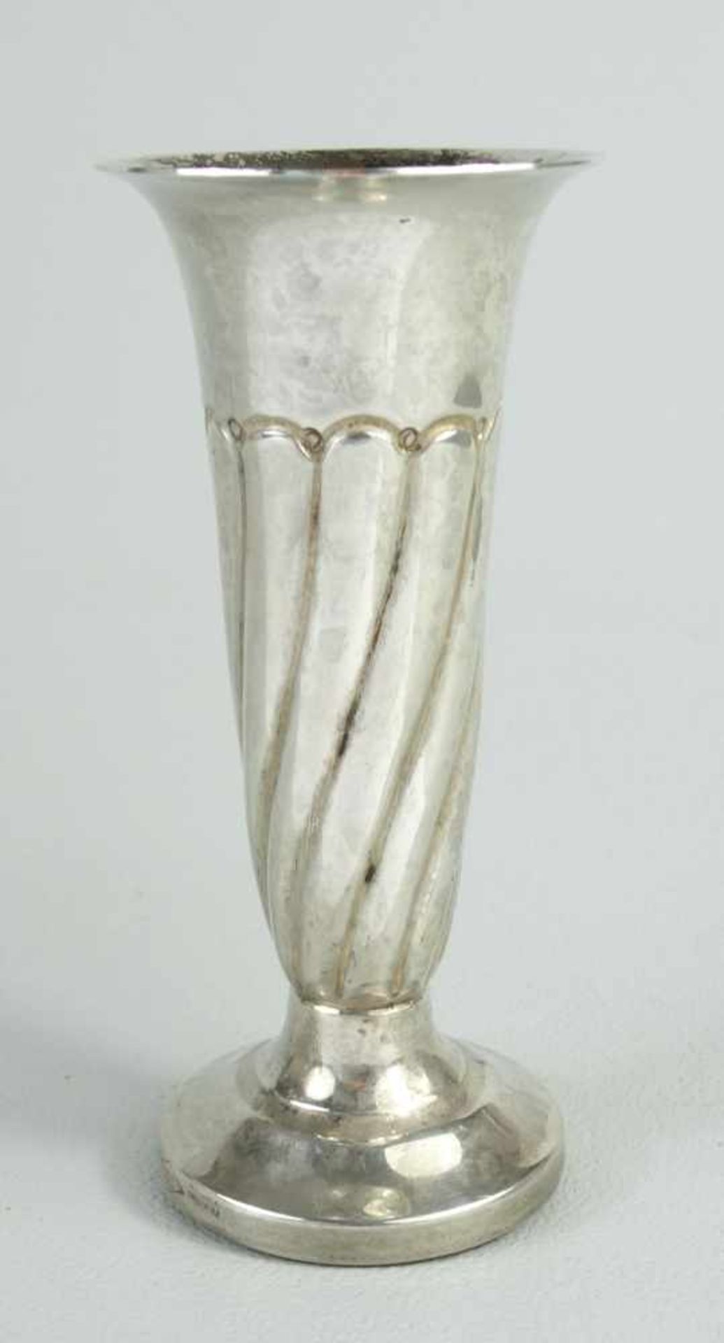 Tischvase, 925er Silberkonischer, gedrehter Korpus, Stand gefüllt, H.8,9cm, Gew.52g, innen mit