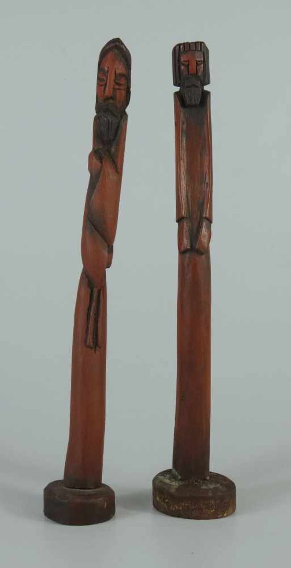2 Holzfiguren, wohl PolenSchnitzarbeit, Holz rötlich gebeizt, H.20,5cm