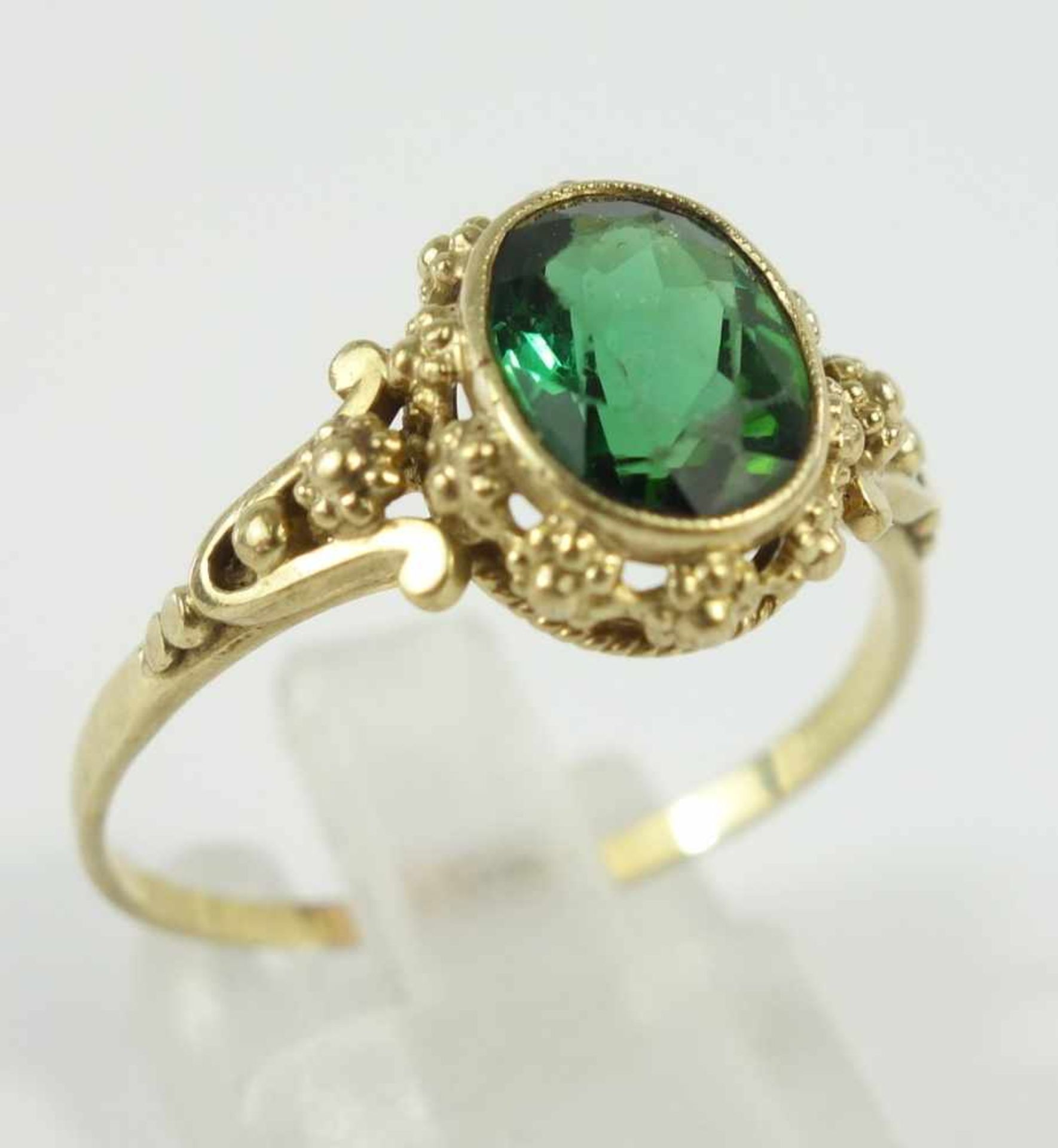 Ring mit leuchtend grünem Stein, 585er GoldGew.3,06g, Blütenfassung, U.64