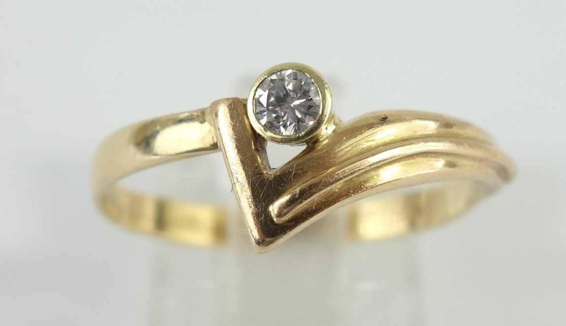 Dia.- Brillant -Ring, 585er GoldGew.2,33g, in Dreieck-Ringkopf mit Dia.-Brill., ca.0,10ct, U.60