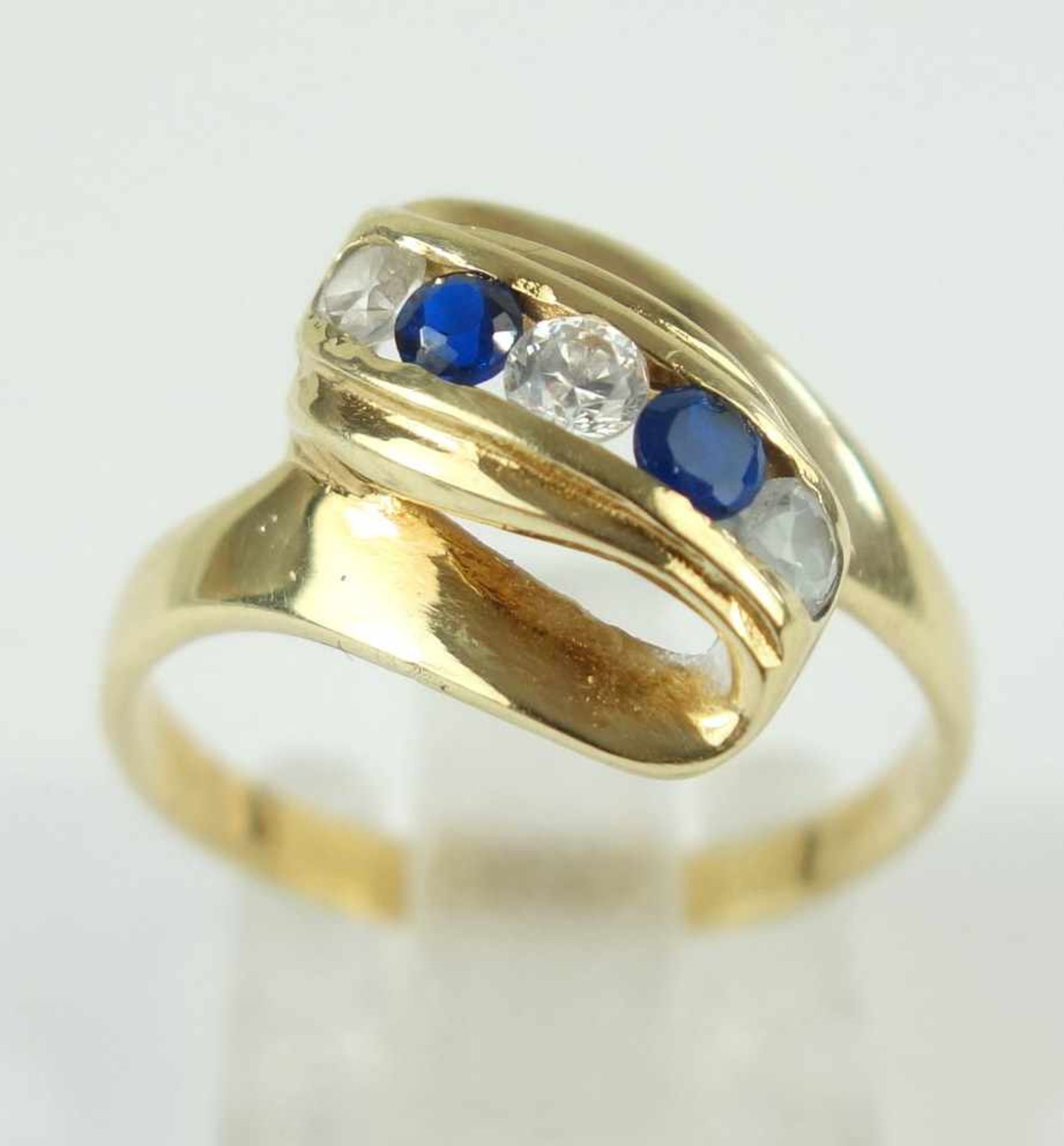 Ring mit 2 Saphiren und 3 Zirkonias, 585er GoldGew.2,86g, geschwungene Ringschiene, U.56