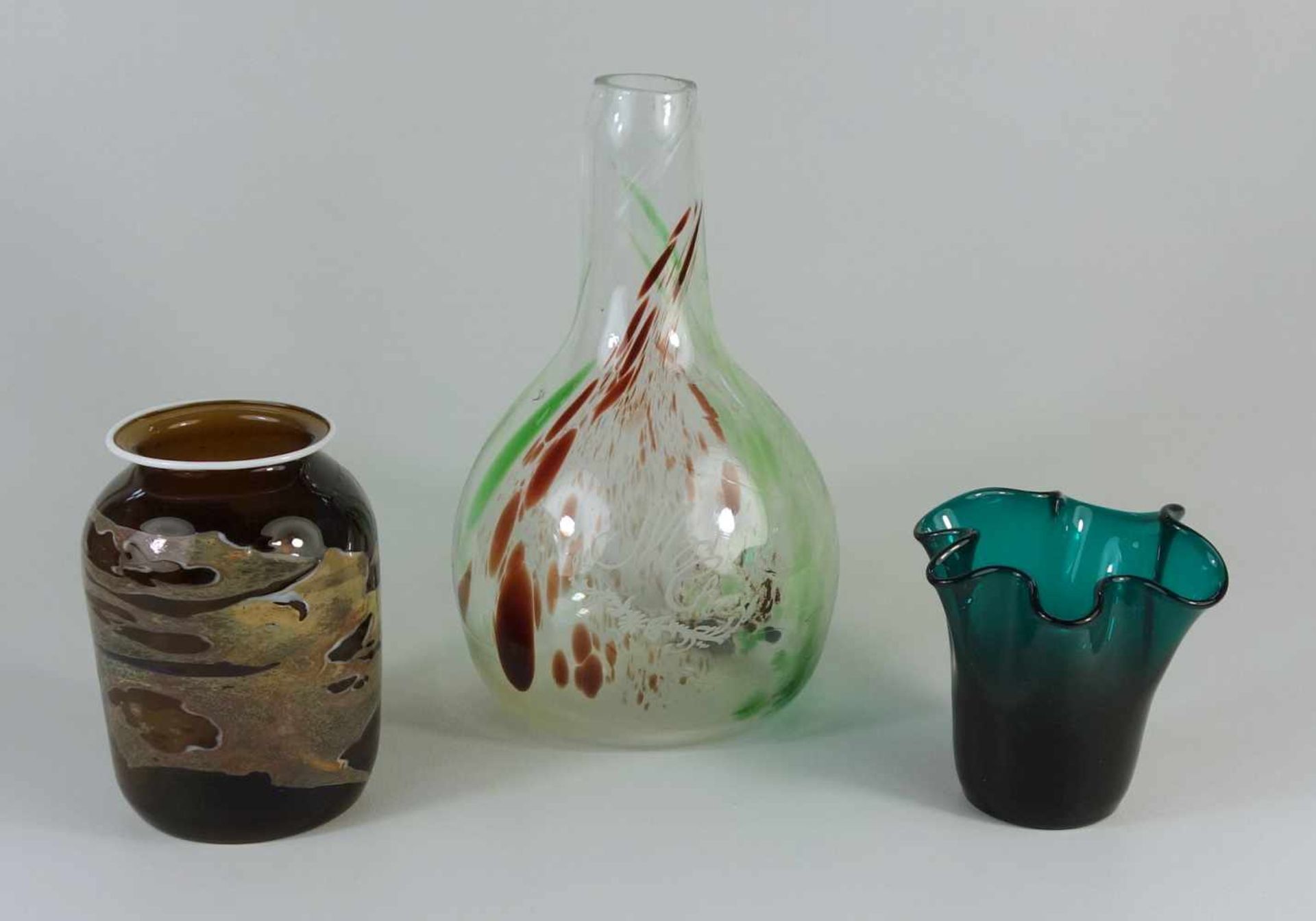 3 Vasen, Handarbeit, 70er JahreTaschentuchvase aus Grünglas, H.9cm; Vase vor der Lampe geblasen,