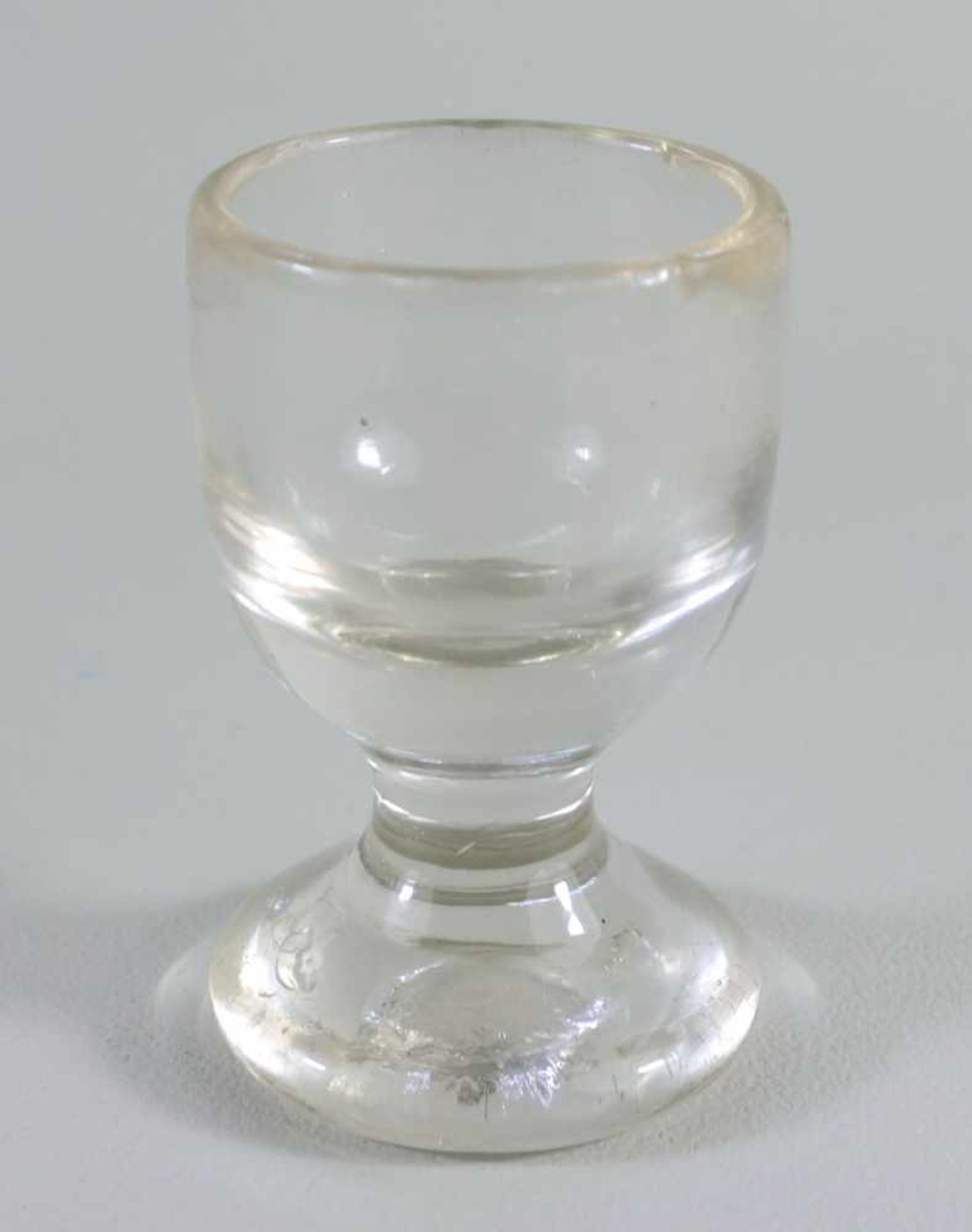 Schnapsglas, um 1900Stand mit Abriss, kurzer Schaft, H.7cm