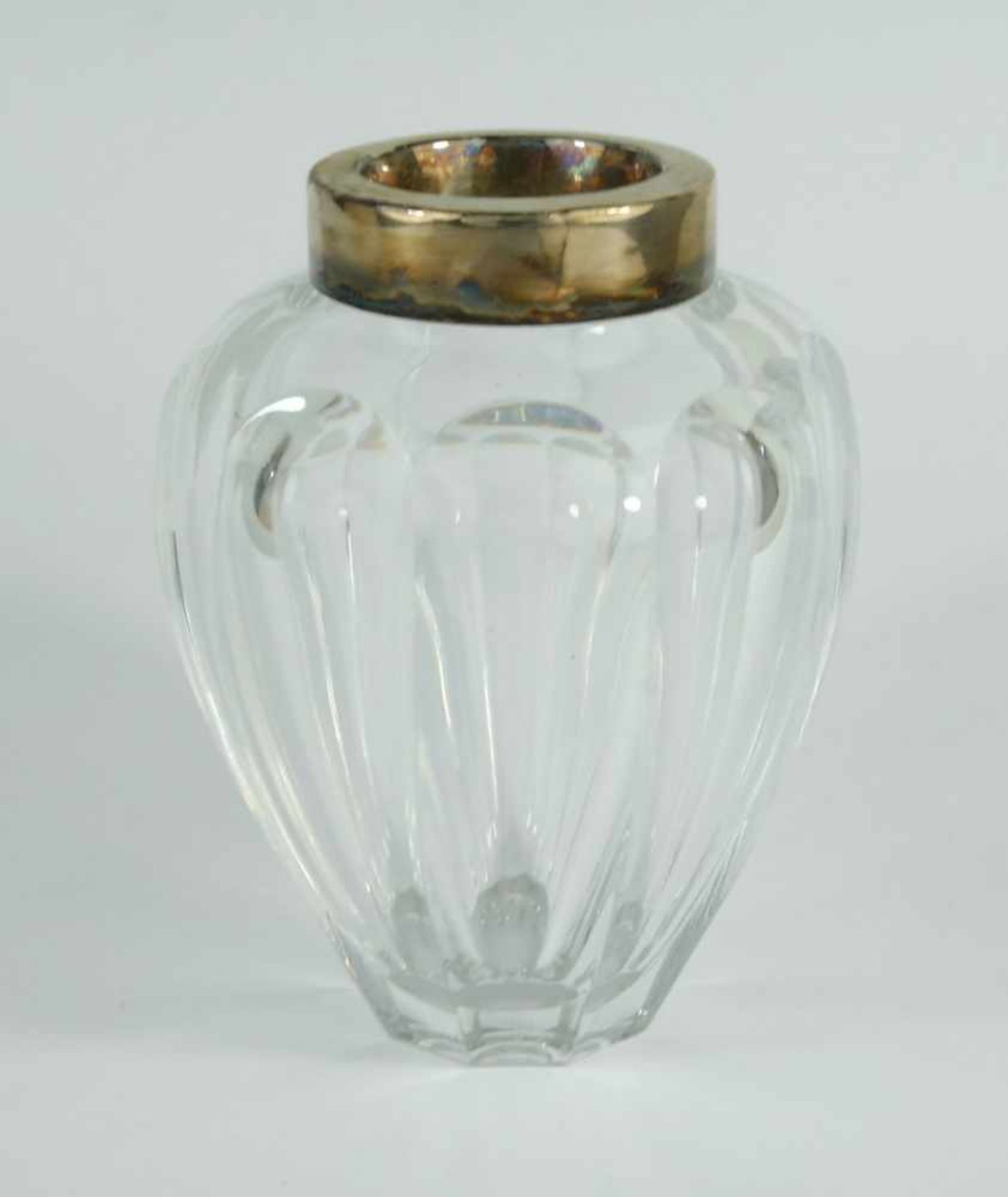Vase mit Silbermontierung, 835er Silberfacettierter Kristallkorpus mit Facettenschliff, Mündung
