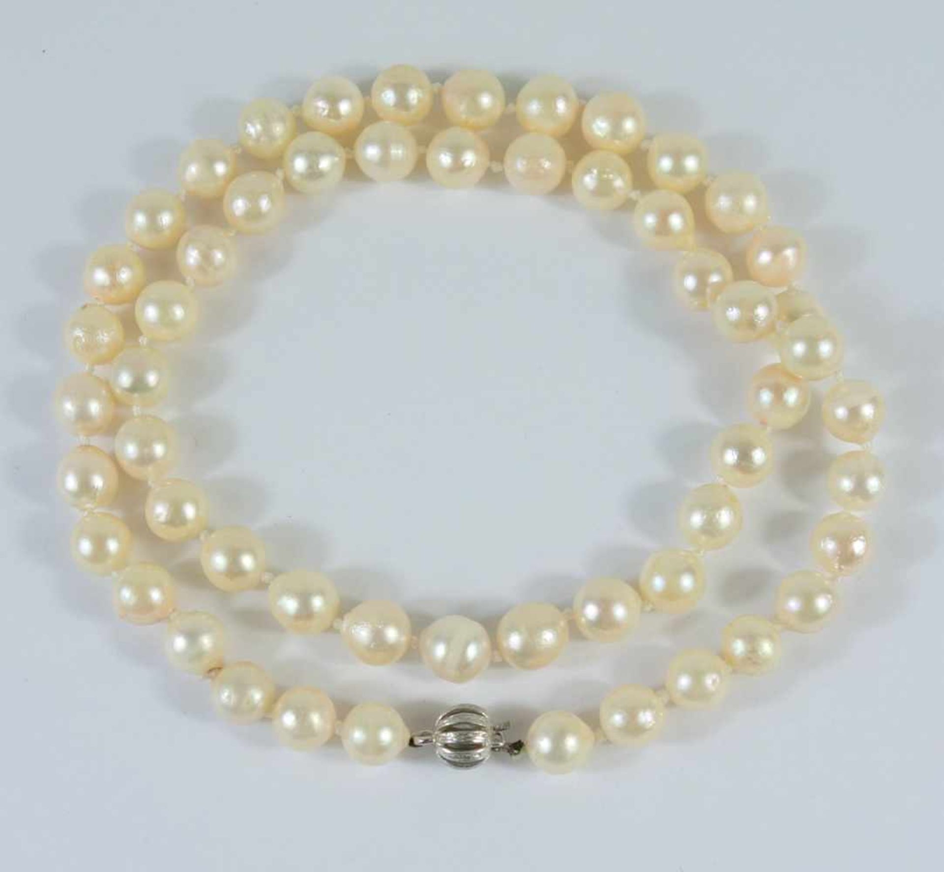 Perlenkette, Schließe 835 Ag55 Perlen, Einzelverknotung, tlw. unrund, Lüster tlw.leicht beschäd.,