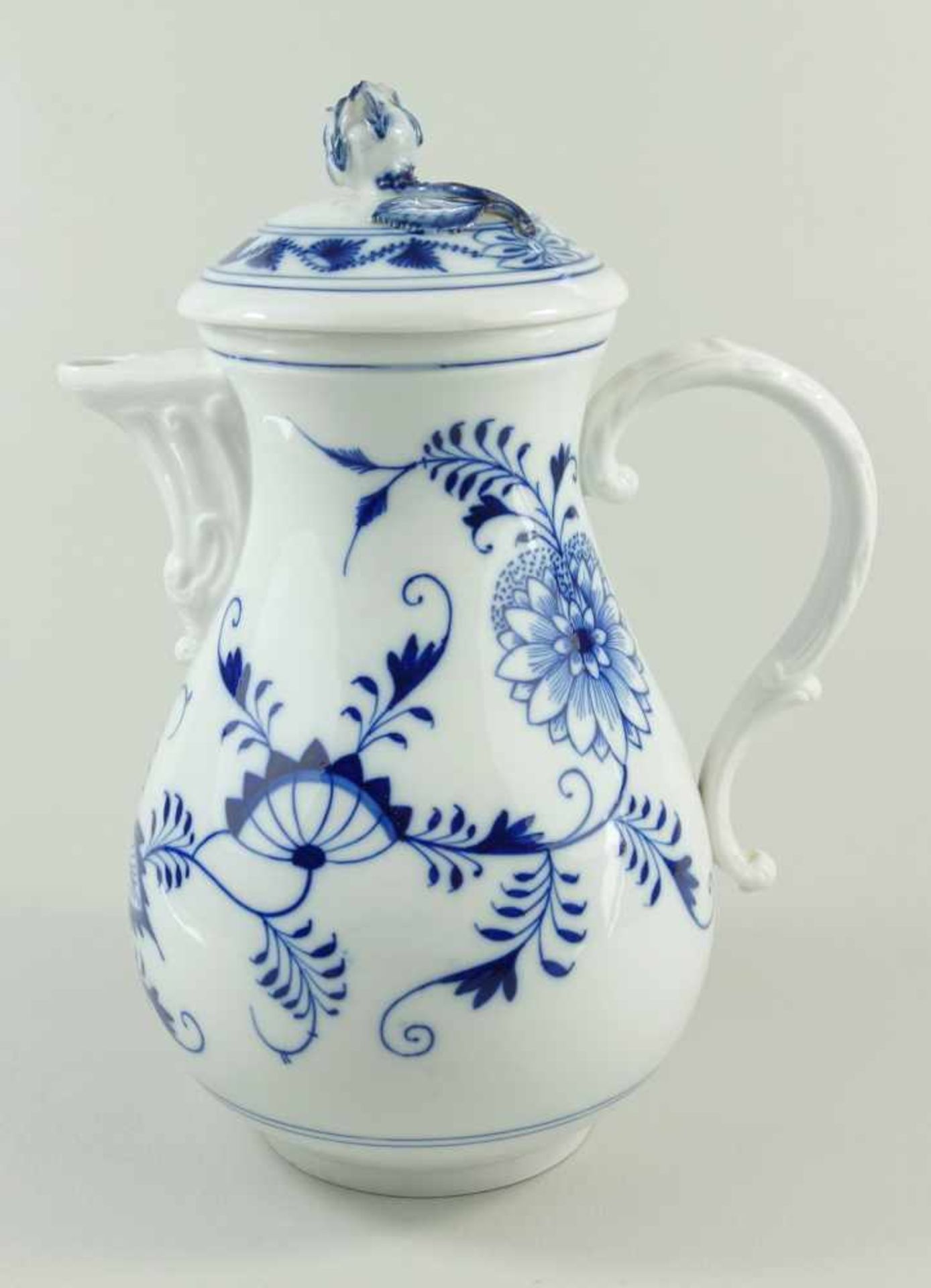 Kaffeekanne, Zwiebelmuster, Meissen, Knaufzeit, 1815-19242 Schleifstriche, Form Neuer Ausschnitt,