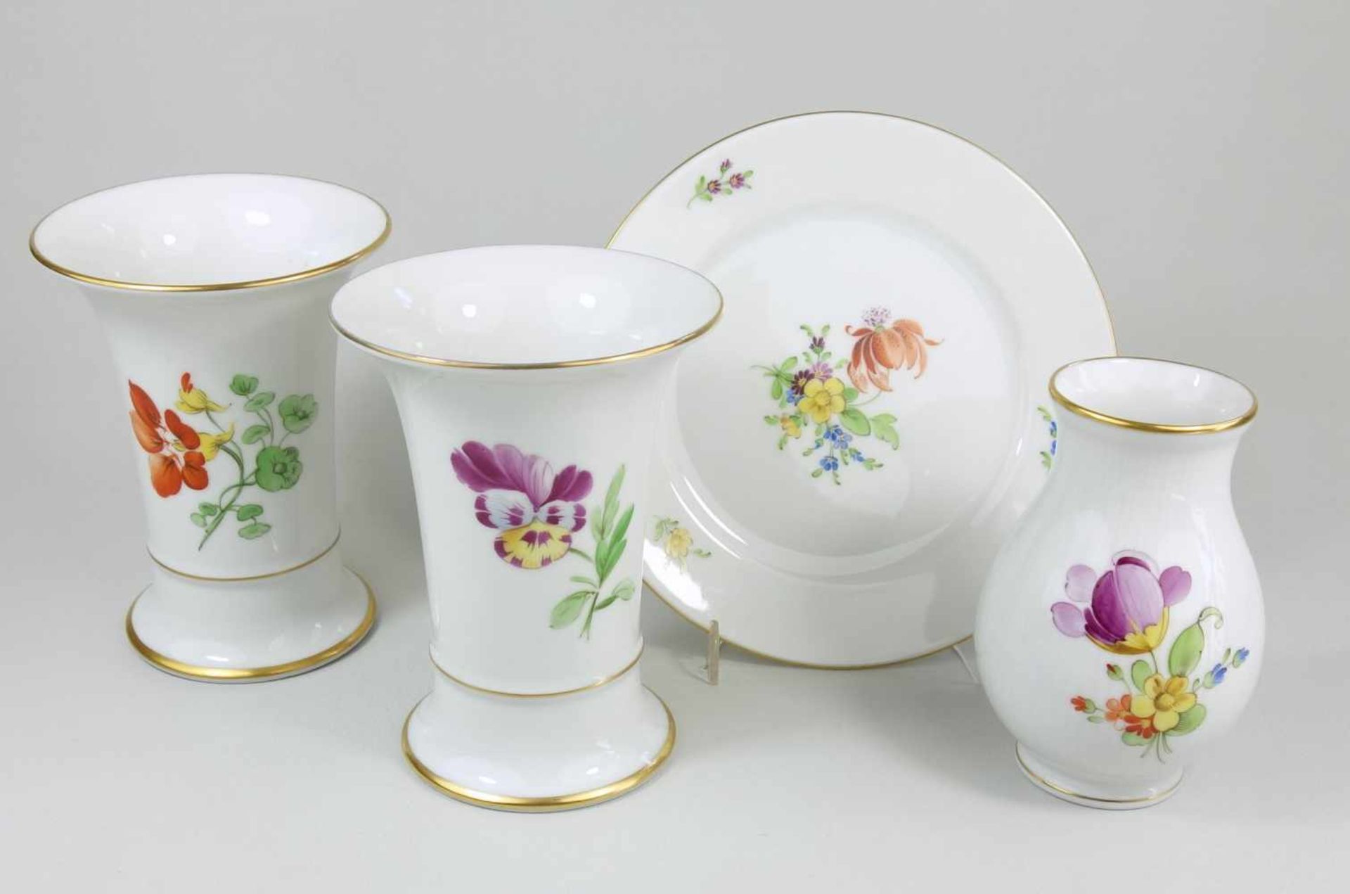 3 Vasen und 1 Teller, Höchster Porzellanmanufakturflorale Handmalerei, Goldränder; 2