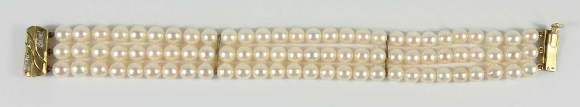 dreireihiges Perlenarmband mit 585er Gold-Schließe84 Perlen mit cremefarbenem Lüster,