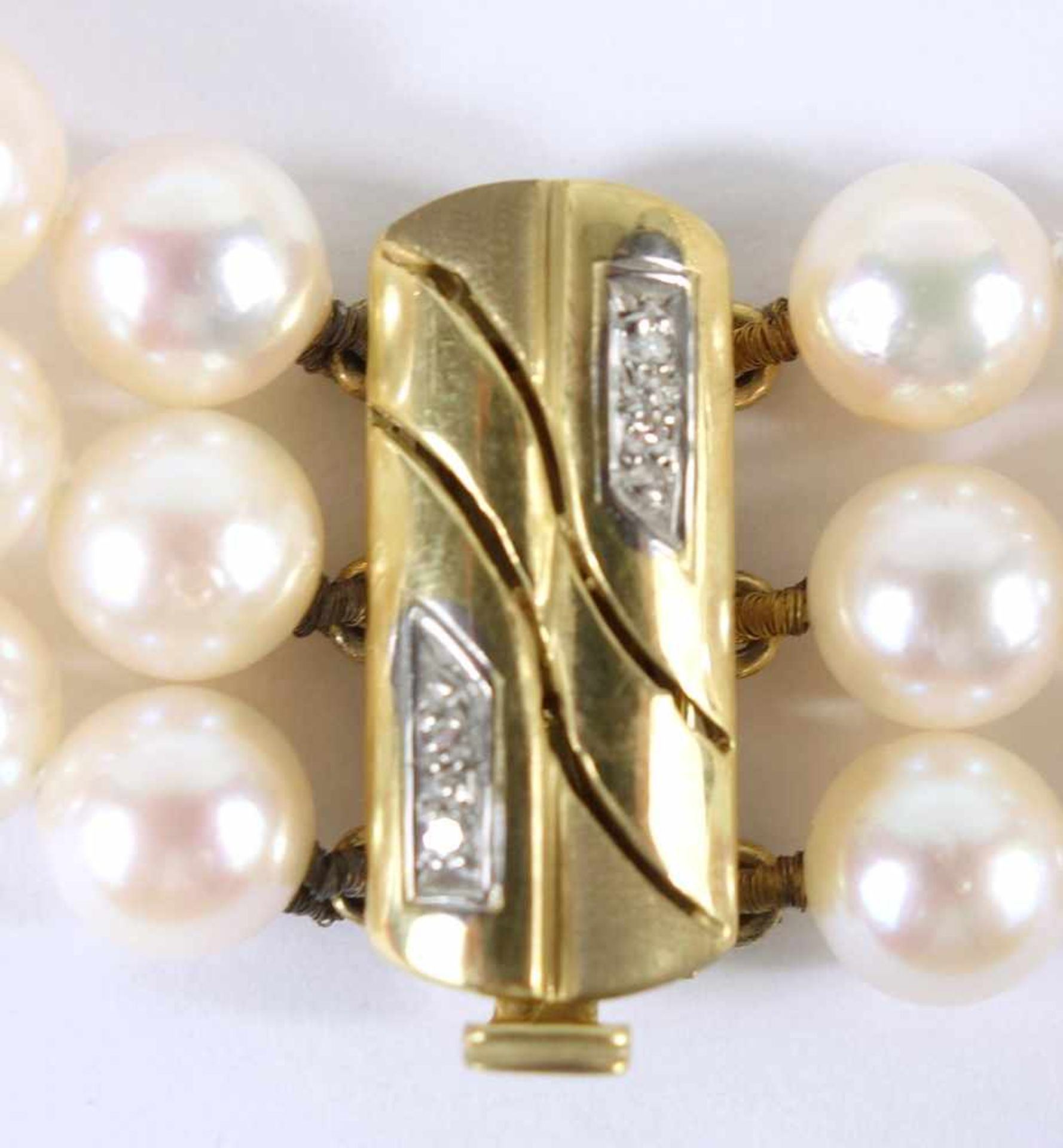 dreireihiges Perlenarmband mit 585er Gold-Schließe84 Perlen mit cremefarbenem Lüster, - Image 2 of 2