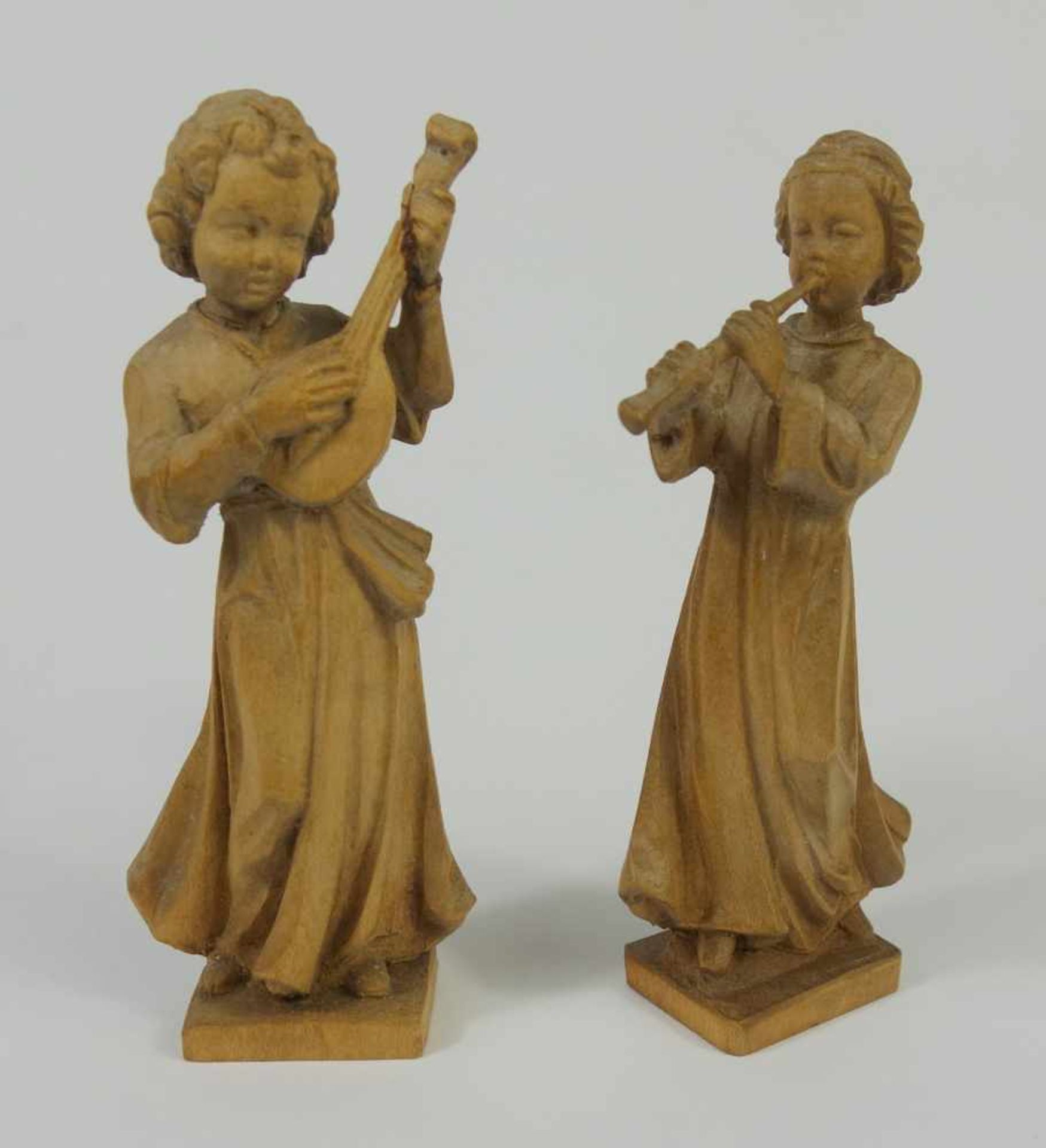 2 musizierende Engel, wohl OberammergauSchnitzarbeit, H.11cm und 10,8cm