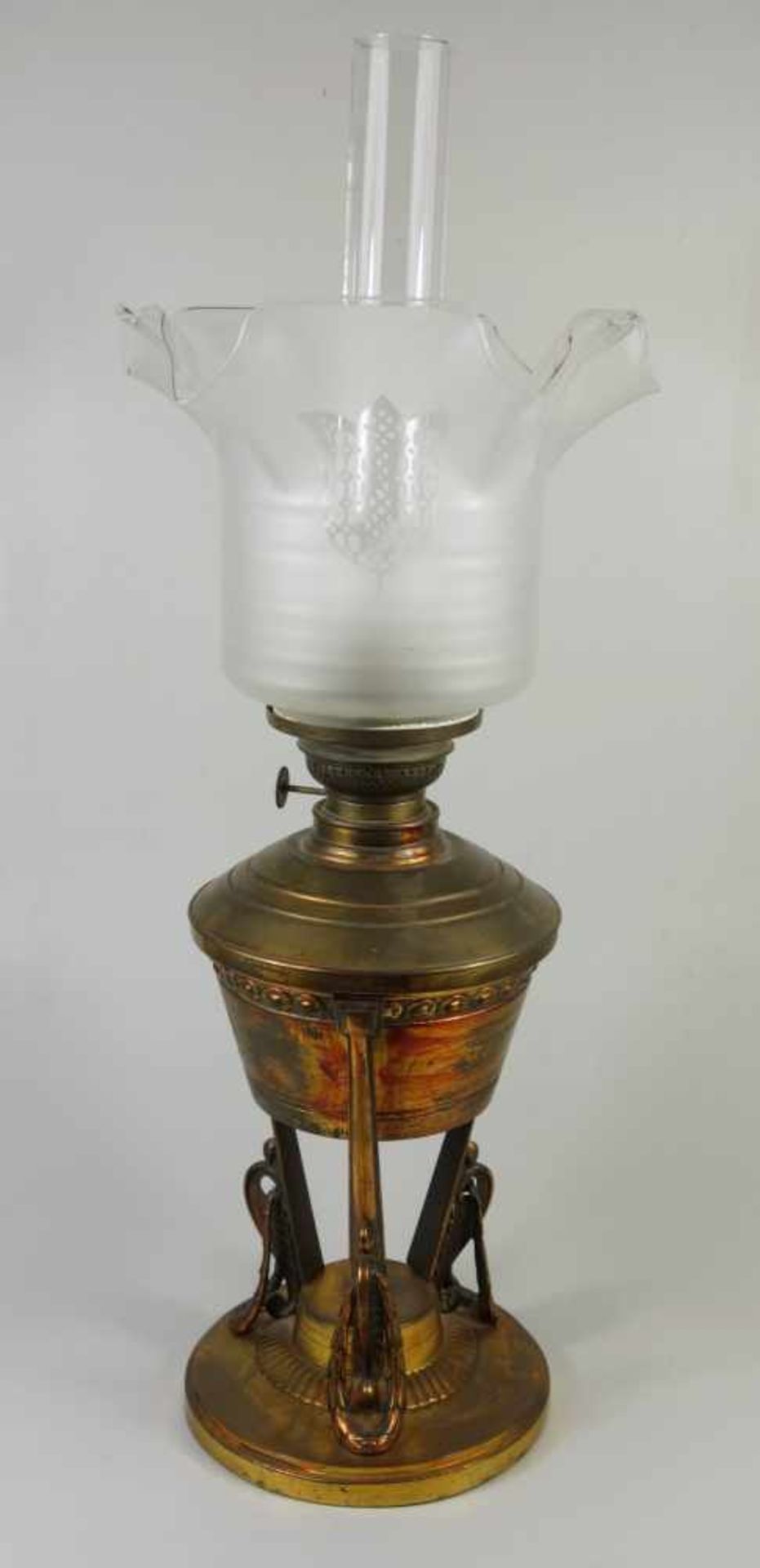 Petroleumlampe, Jugendstil um 1910 Messing mit Jugendstilornamenten, satinierter Glasschirm mit
