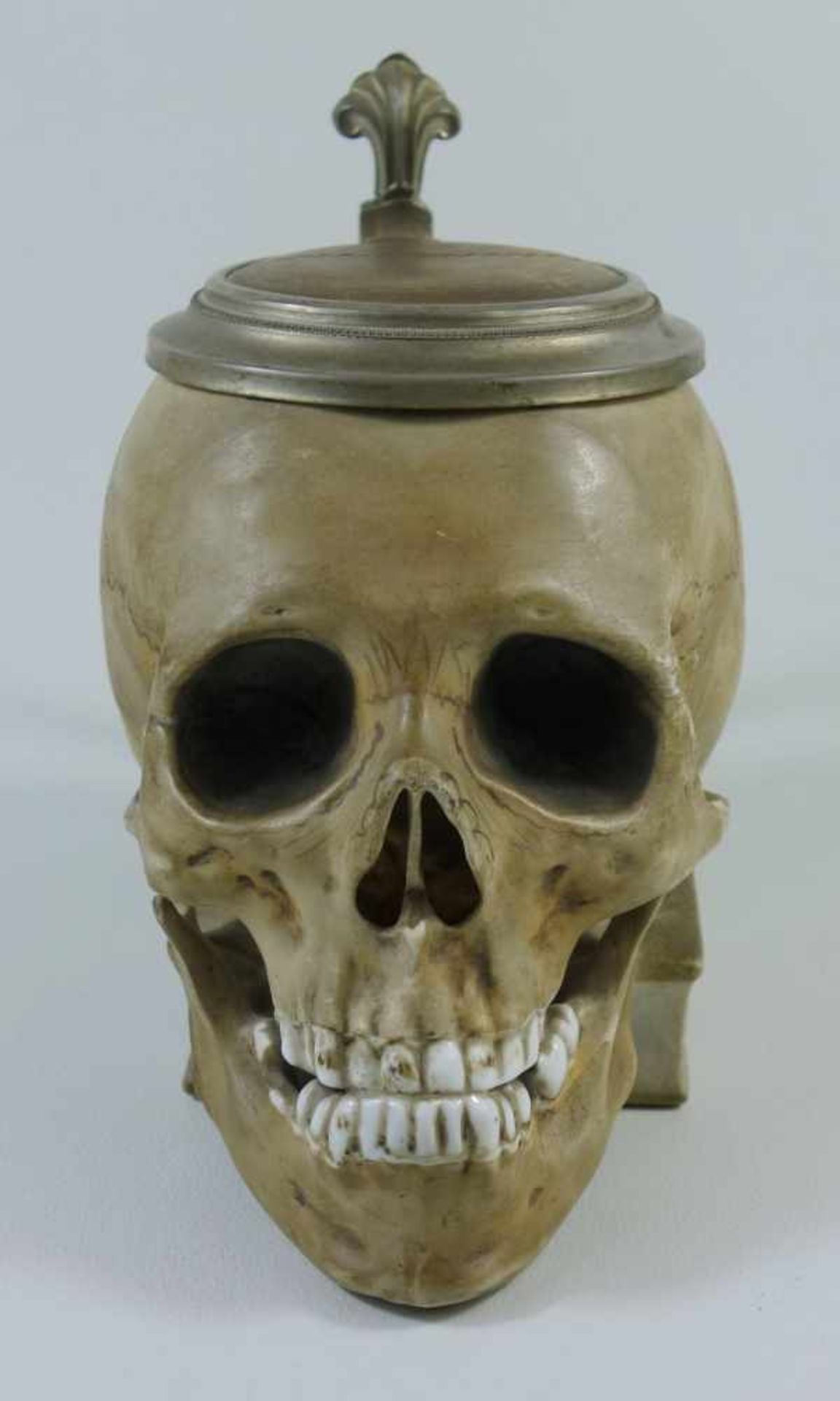 Studentica-Totenkopf- Bierkrug, wohl Ernst Bohne, Thür., um 19000,5 L, Totenschädel auf Kommersbuch, - Bild 2 aus 5