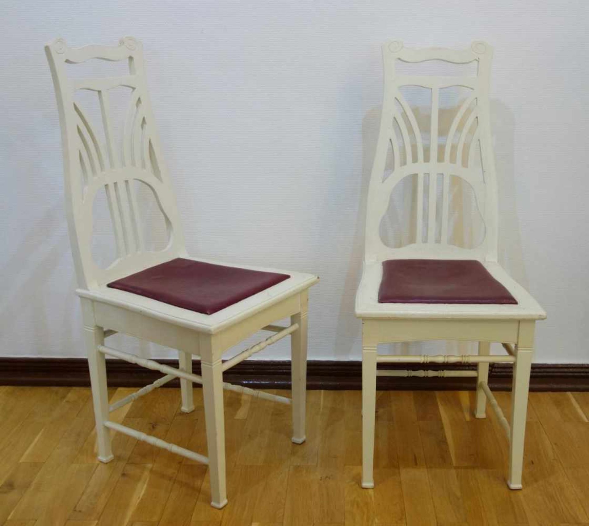 2 Stühle, wohl Darmstadt, Jugendstil um 1910 weiß gelackt, erneuerte Kunstledersitzfläche,