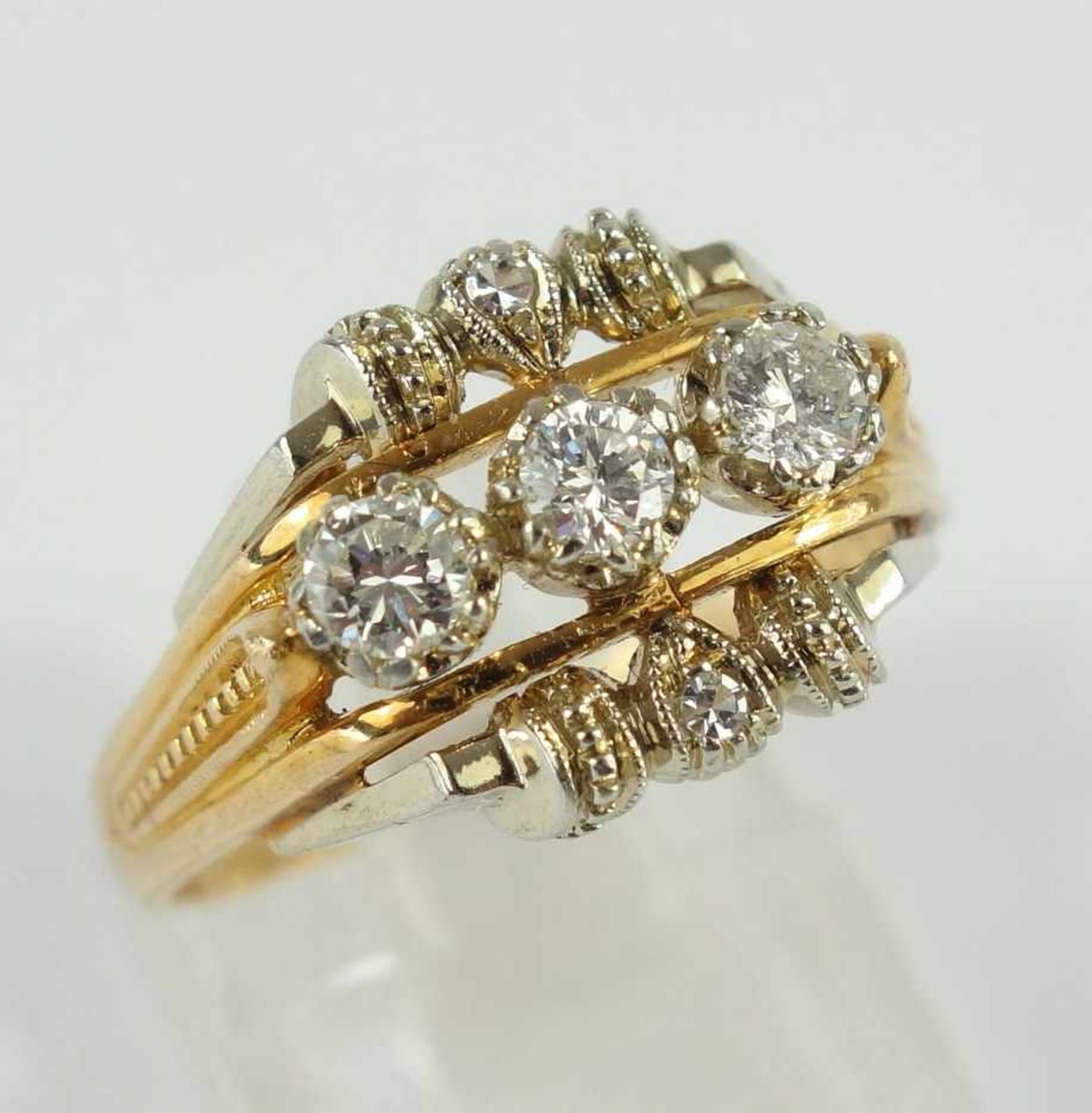 Dia.- Brillant -Ring, 750er Gold Gew.4g, 3 Dia.-Brill.nebeneinander, zw.jeweils 1 kl.Dia., total