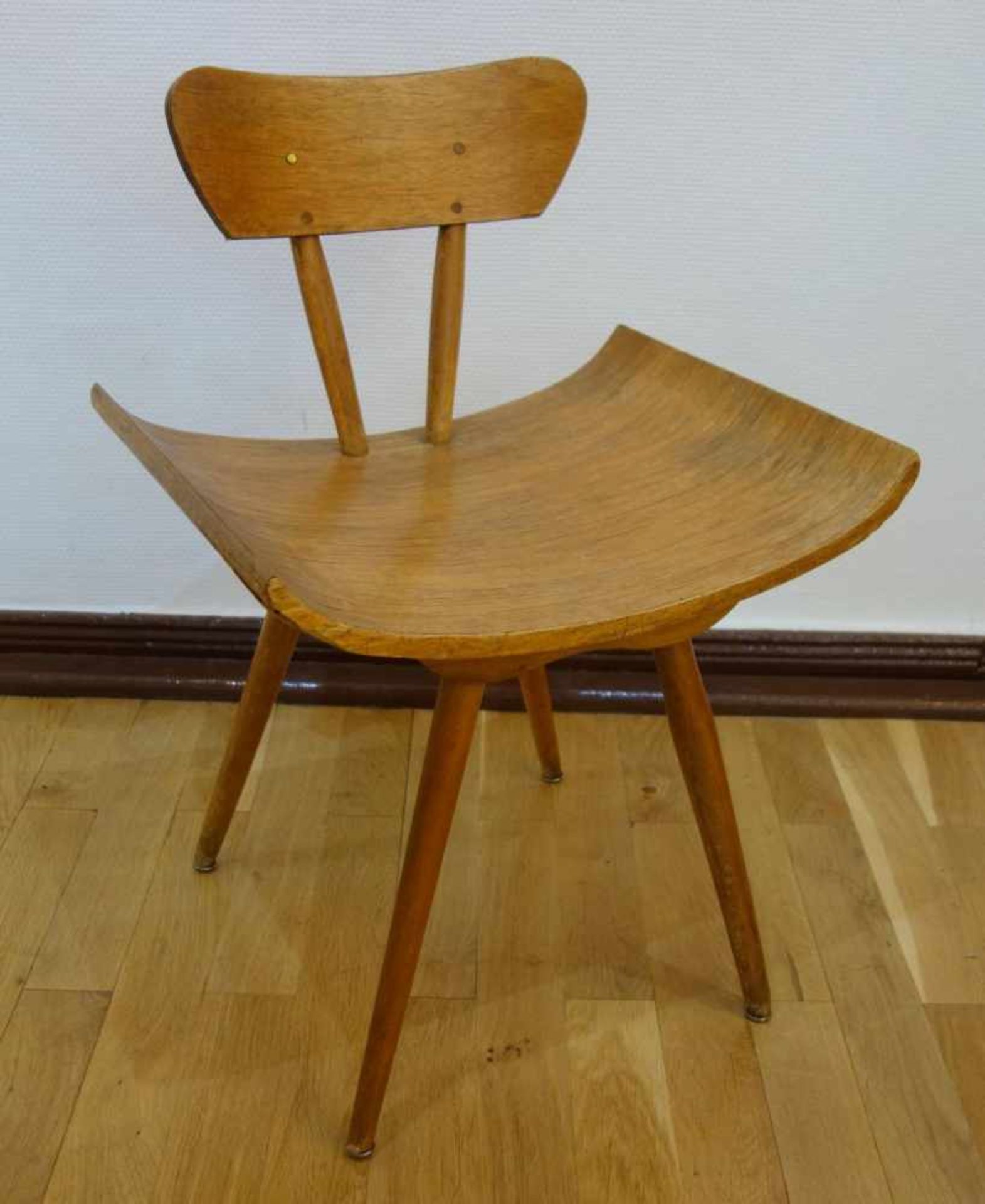 Stuhl, Design der 50er Jahre gebogene Sitzschale, 4 schräg gestellte Beine (ein Bein erneuert),