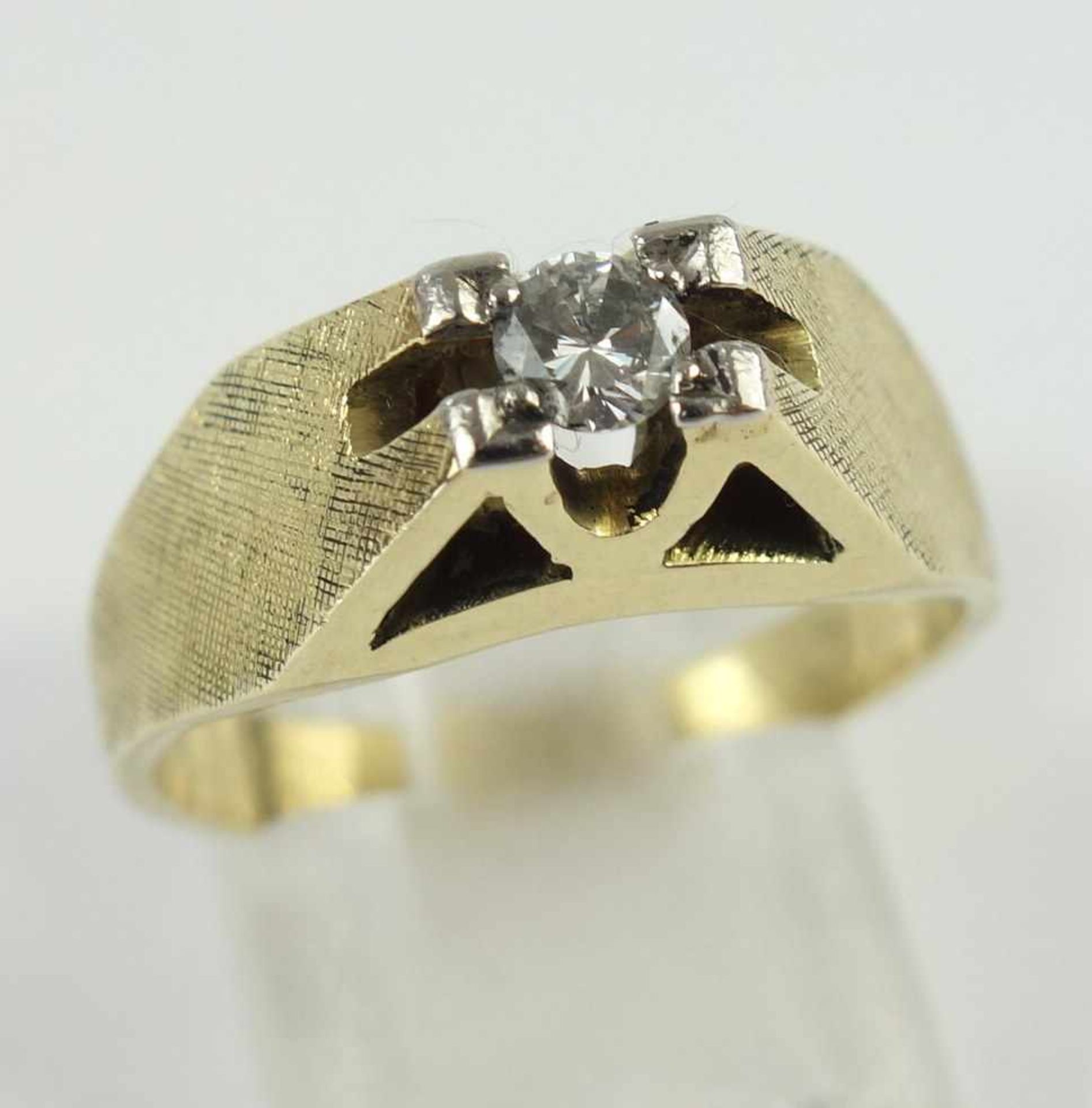 Dia.- Brillant -Ring, 585er GoldGew.5,81g, zentraler Dia.-Brill., ca.0,30ct, seitl.satiniert, U.58 - Bild 2 aus 2