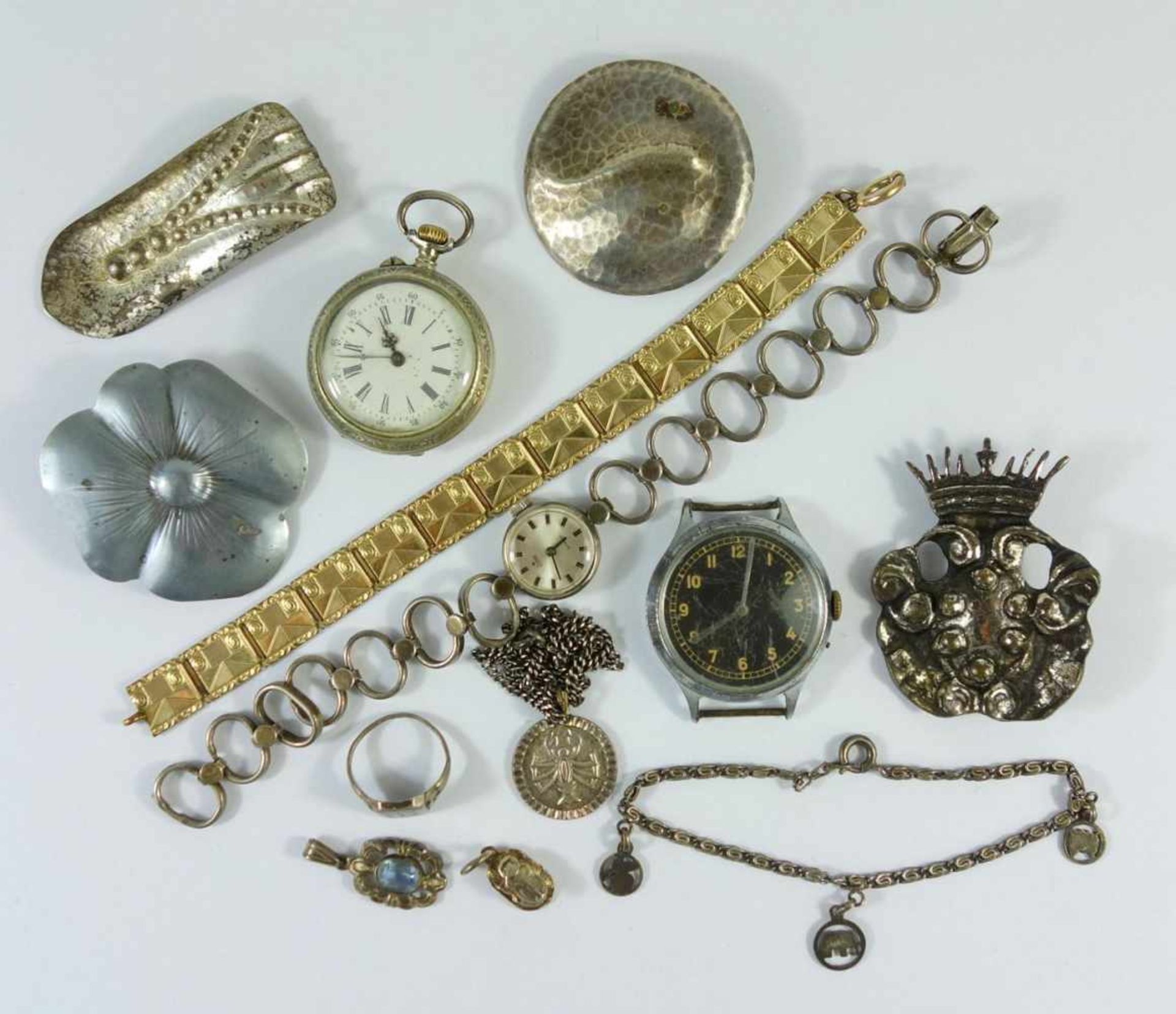 13 Teile Silber- , Modeschmuck und 3 Uhrentlw.defekt; u.a. kleiner Anhänger, 835er Ag, Taschenuhr (