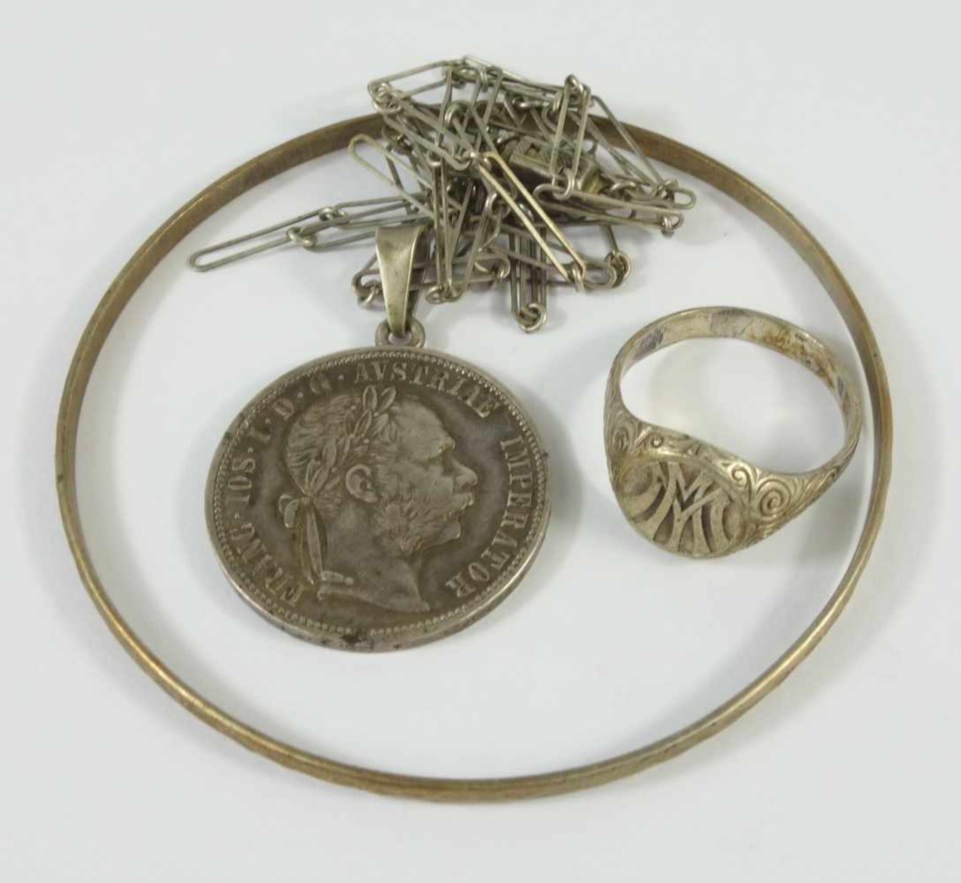 Konvolut Silberschmuck, überw.835er AgGew.30,89g; Kette mit Münzanhänger, L.70cm, Armreif, D.7cm,