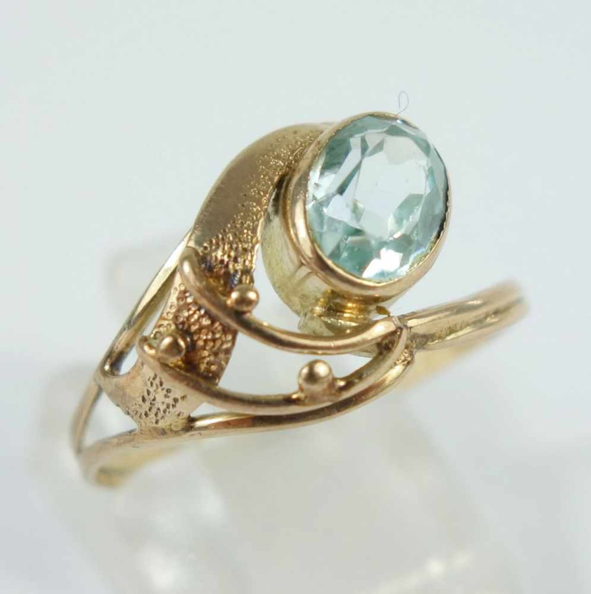 Ring mit aquamarinblauem Stein, 333er Goldgepr., Gew.1,88g, Goldschmiedearbeit, U.61