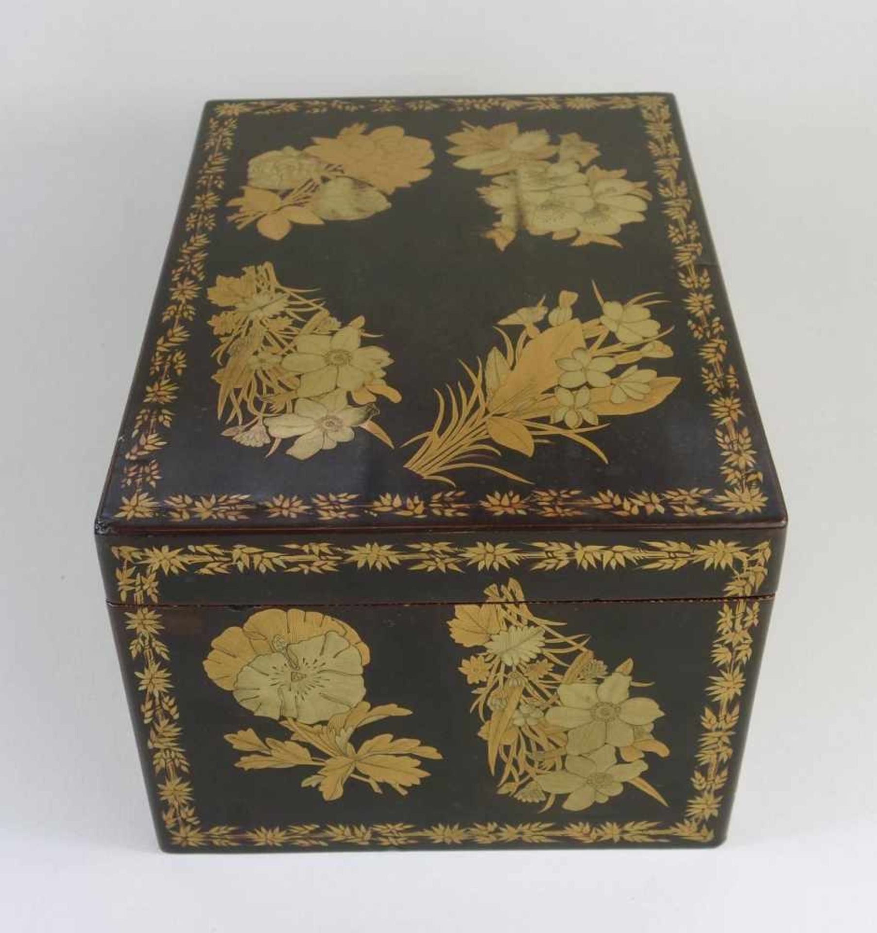 Teedose, Lackmalerei, Japan, 20.Jh.schwarz lackierter Korpus mit floraler Goldmalerei, Zinneinsatz - Bild 3 aus 3